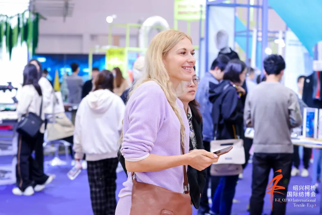 世界紡織看中國，中國紡織在柯橋。2023中國紹興柯橋國際紡織品面輔料博覽會（春季）正式于4月26日-28日在紹興國際會展中心啟幕。  圖片  圖片  作為國內(nèi)紡織面料三大展會之一的紹興柯橋國際紡博會，在浙江大地全面實(shí)施&ldquo;地瓜經(jīng)濟(jì)&rdquo;提能升級&ldquo;一號開放工程&rdquo;的大背景下，緊緊圍繞打造&ldquo;國際紡織會展中心&rdquo;這一目標(biāo)，以紡織產(chǎn)業(yè)的主要驅(qū)動者，時尚領(lǐng)域的重要引領(lǐng)者，可持續(xù)發(fā)展的有力推進(jìn)者，開拓創(chuàng)新，勇毅前行。  圖片  圖片  圖片  本屆紡博會由中國紡織工業(yè)聯(lián)合會、中國紡織品進(jìn)出口商會指導(dǎo)，中國商業(yè)聯(lián)合會主辦，紹興市柯橋區(qū)中國輕紡城建設(shè)管理委員會、紹興市柯橋區(qū)會展業(yè)發(fā)展中心承辦，紹興市柯橋區(qū)中國輕紡城展會有限公司、上海歌華展覽服務(wù)有限公司具體執(zhí)行。設(shè)展位1505個，參展企業(yè)702家，展覽面積達(dá)2.8萬平方米，比去年同比增長20%以上，分為紡織面料展區(qū)、高端面料展區(qū)、進(jìn)口面料展區(qū)和時尚設(shè)計(jì)展區(qū)四大展區(qū)，同期舉辦繡花及提花特色展。主要展品為紡織面料（輔料）、紡織后整理、家用紡織品、創(chuàng)意設(shè)計(jì)等。本屆紡博會還將配套舉辦&ldquo;數(shù)字紡博&rdquo;活動和&ldquo;科技創(chuàng)星&middot;布凡時尚&rdquo;2023中國面料之星啟動儀式暨服裝品牌需求精準(zhǔn)對接會等多場配套活動，全力為紡織人打通線上貿(mào)易對接與國外流行信息獲取的有效通道，助力企業(yè)轉(zhuǎn)型發(fā)展，拓展經(jīng)貿(mào)合作路徑。  圖片  圖片  圖片  &ldquo;地瓜經(jīng)濟(jì)&rdquo;的實(shí)質(zhì)是開放式經(jīng)濟(jì)，對其提能升級是要全面、高水平開放，紹興柯橋國際紡博會舉辦至今已20多年，由小做大，由大做強(qiáng)，始終堅(jiān)持扎根本地，內(nèi)外開放格局。本屆展會是紹興柯橋國際紡博會通過全球展覽業(yè)協(xié)會（UFI）認(rèn)證后的首展。正值跨境人員交往全面恢復(fù)，為進(jìn)一步展示&ldquo;國際紡都&rdquo;形象，開拓海外市場，確立&ldquo;打造國際紡博會&rdquo;新定位，展會著力引進(jìn)國外紡織企業(yè)參展。新加坡金鷹集團(tuán)旗下Sateri（賽得利集團(tuán)）、韓國DI Dongil、DH TEX、意大利Lafonte、日本東洋紡依翡絲等共計(jì)11家境外企業(yè)，以及山東魏橋、魯泰紡織、山東南山智尚、木林森、無錫一棉、科旺紡織、紹興乾雍等10余家國內(nèi)紡織產(chǎn)業(yè)頭部企業(yè)和國家面料基地企業(yè)確認(rèn)到場參展。  圖片  圖片  圖片  開年以來，紡博會籌委會工作人員先后赴義烏、杭州等地開展招商，3月份分別赴廣西-東盟國際紡織服裝產(chǎn)業(yè)博覽會（南寧）、第二屆潮汕服博會、上海面料展、柯橋紡博會海外展（韓國站）等紡織專業(yè)展會和廣州中大市場開展邀觀工作。并利用采購商數(shù)據(jù)庫，通過郵件、短信、電話等方式進(jìn)行定向邀約，已向采購商發(fā)送短信20萬余條，郵件24余萬封，電話邀約4000余人以上。定向邀約獅丹努集團(tuán)、紅豆集團(tuán)、博洋家紡、永寧爾集團(tuán)、東方集團(tuán)、青島圣美爾集團(tuán)、河南新野紡織等10余家知名紡織服裝企業(yè)，中國十佳設(shè)計(jì)師施杰、郝佳、葉建英、吳吉、姚峰等5位設(shè)計(jì)師及其團(tuán)隊(duì)，expo promoter團(tuán)組、河南服裝協(xié)會團(tuán)組、武漢服裝協(xié)會團(tuán)隊(duì)、廣州國際創(chuàng)新谷聯(lián)合會團(tuán)組等赴展會現(xiàn)場參觀采購。  圖片  圖片  圖片  圖片  圖片  本屆紡博會期間，將舉辦20余場線上線下采購對接會及紡織論壇活動，其中線上&ldquo;數(shù)字紡博&rdquo;系列將舉辦3場圍繞國際貿(mào)易主題的專家講座，線上采購對接會計(jì)劃邀約意大利、法國、俄羅斯、加拿大、巴西、韓國、越南等國，和國內(nèi)廣州、深圳、青島等地的15家采購商與80家紡博會參展企業(yè)進(jìn)行線上供需對接。服裝品牌需求精準(zhǔn)對接會將邀請70余家紡織集群地優(yōu)秀服裝品牌、服裝工廠、設(shè)計(jì)師等與紡博會參展商及柯橋紡織企業(yè)共同參與,進(jìn)一步增強(qiáng)線上線下商貿(mào)對接實(shí)效。同時，現(xiàn)場還將舉辦 &ldquo;中國面料之星系列活動&rdquo;和柯橋國際紡博會海外云商展（歐洲站）啟動儀式，柯橋外商集市走進(jìn)紡博會等活動，進(jìn)一步提升紹興柯橋國際紡博會為產(chǎn)業(yè)服務(wù)的功能，擴(kuò)大行業(yè)影響力。