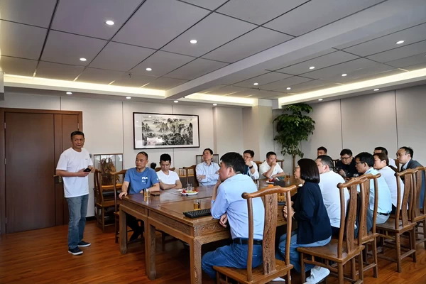 二十位業(yè)內(nèi)大咖齊聚鄭州，共商校服高品質(zhì)發(fā)展大計(jì)