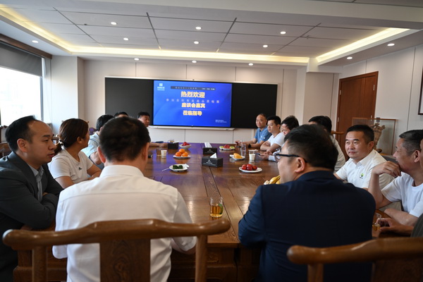 二十位業(yè)內(nèi)大咖齊聚鄭州，共商校服高品質(zhì)發(fā)展大計(jì)