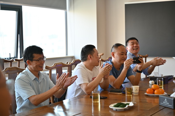 二十位業(yè)內(nèi)大咖齊聚鄭州，共商校服高品質(zhì)發(fā)展大計(jì)