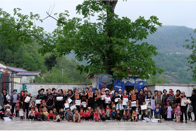 益路攜手 守護(hù)未來 蘭精纖維向愛慕公益基金會捐贈愛心物品