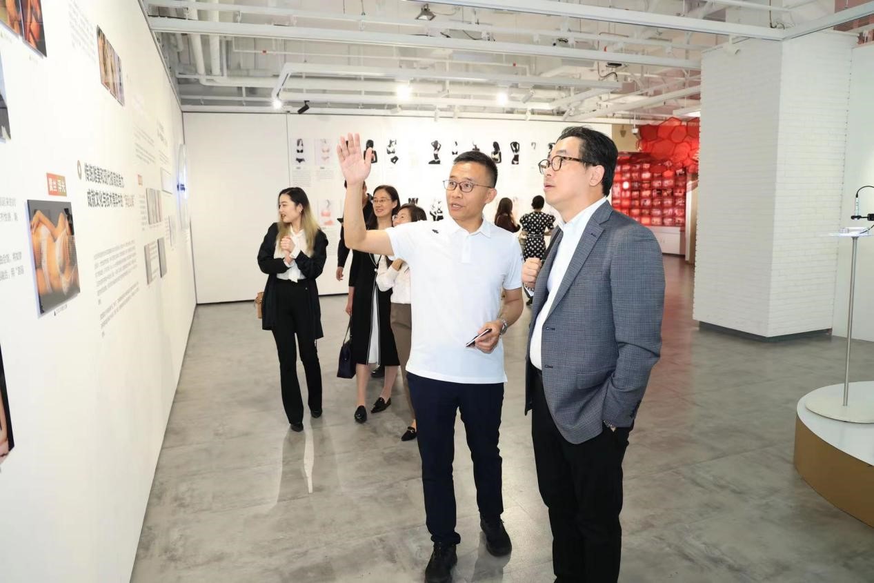 益路攜手 守護(hù)未來 蘭精纖維向愛慕公益基金會捐贈愛心物品