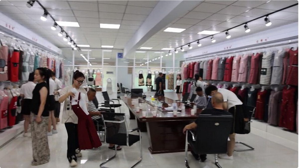 小小圍裙，錦繡乾坤  晉州圍裙&ldquo;領頭雁&rdquo;佳綺利服飾， 拉動鄉(xiāng)村振興&ldquo;大引擎&rdquo;