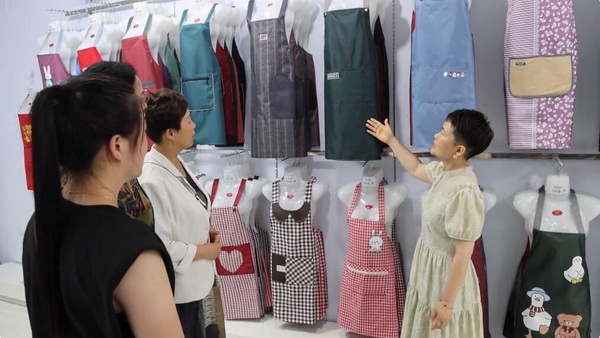 小小圍裙，錦繡乾坤  晉州圍裙&ldquo;領頭雁&rdquo;佳綺利服飾， 拉動鄉(xiāng)村振興&ldquo;大引擎&rdquo;