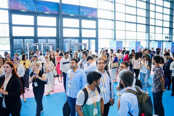  7月26日，第五屆中國(guó)（紹興）紡織新材料展在紹興國(guó)際會(huì)展中心拉開帷幕。500家企業(yè)參展，首日5000多名專業(yè)觀眾入場(chǎng)，展會(huì)炙熱的對(duì)接氛圍有如7月的氣浪，使行業(yè)快速升溫。海內(nèi)外企業(yè)積極響應(yīng)，原料龍頭企業(yè)高 &ldquo;復(fù)參率&rdquo;，歷經(jīng)五屆的新材料展有何獨(dú)特魅力？ 圖片  圖片  會(huì)展品質(zhì)乘勢(shì)而上   本屆新材料展獲得UFI國(guó)際展覽協(xié)會(huì)認(rèn)證，是工信部、商務(wù)部組織的2023年&ldquo;優(yōu)供給促升級(jí)&rdquo;系列活動(dòng)之一，基于往屆資源優(yōu)勢(shì)，對(duì)展覽規(guī)劃、買家邀約、會(huì)務(wù)聯(lián)動(dòng)等進(jìn)行了全線融合升級(jí)，展會(huì)品質(zhì)躍升，煥發(fā)新的風(fēng)采。展會(huì)由中國(guó)長(zhǎng)絲織造協(xié)會(huì)、紹興市商務(wù)局、中國(guó)國(guó)際貿(mào)易委員會(huì)紹興市委員會(huì)、中國(guó)國(guó)際商會(huì)紹興商會(huì)、紹興市柯橋區(qū)會(huì)展業(yè)發(fā)展中心主辦，浙江三博會(huì)展股份有限公司聯(lián)合主辦，紹興市柯橋區(qū)中國(guó)輕紡城展會(huì)有限公司承辦，紹興市經(jīng)信局、浙江省紡織面料設(shè)計(jì)協(xié)會(huì)、七彩云、紹興市紡織行業(yè)協(xié)會(huì)協(xié)辦。  圖片  圖片  開幕盛況  國(guó)際展商同臺(tái)賽寶   本次展會(huì)共500家展商參展，設(shè)新材料、新織造、新設(shè)備、新面料四大特色展區(qū)，有超10萬(wàn)款科技纖維、創(chuàng)新面料、紡機(jī)設(shè)備在展會(huì)發(fā)布。魏橋紡織、昆山東利、興發(fā)化纖、吉林化纖、通用新材料、德州恒豐、佳人新材料、浙江興發(fā)、紹興國(guó)周、鐠美科等知名紡織龍頭企業(yè)參展。紹興新昌紡機(jī)產(chǎn)業(yè)展團(tuán)、湖州長(zhǎng)興織造產(chǎn)業(yè)展團(tuán)、諸暨繡花機(jī)械產(chǎn)業(yè)展團(tuán)、上虞染化料助劑產(chǎn)業(yè)展團(tuán)等區(qū)域展團(tuán)亮相。本屆展會(huì)更是引眾多RCEP國(guó)家和地區(qū)的展商組團(tuán)奔赴而來(lái)，在國(guó)際展區(qū)，韓國(guó)ditto時(shí)尚聯(lián)盟、緬甸中國(guó)商會(huì)、莫斯科中小企業(yè)工商會(huì)等國(guó)際展團(tuán)人氣旺盛。  圖片  企業(yè)展區(qū)  眾多展商聚焦雙碳熱點(diǎn)，圍繞綠色、健康、智造等方向展開產(chǎn)品角逐。魏橋紡織的生物基綠色環(huán)保+抗菌混紡系列、湖州威達(dá)集團(tuán)的綠色環(huán)保色紡紗系列、昆山東利的仿生透氣科技面料系列、吳江蘭天織造的UV對(duì)抗仿生科技面料、新型雙層直充防寒面料、機(jī)能無(wú)氨彈力面料等展品亮點(diǎn)頻出，展商企業(yè)開啟&ldquo;搶客&rdquo;模式，緊抓展會(huì)機(jī)遇尋求下游合作。本屆展會(huì)有更大規(guī)模的智能紡機(jī)、織機(jī)設(shè)備企業(yè)參展，進(jìn)一步彰顯國(guó)產(chǎn)智能織造的研發(fā)水平，鐠美科、浙江康立自控科技、浙江凱成智能設(shè)備、浙江瑪雅機(jī)電等展位帶來(lái)媲美國(guó)際水平的最新機(jī)械設(shè)備，令人矚目。  圖片  設(shè)備展區(qū)  探索解決行業(yè)困惑與瓶頸，是新材料展歷經(jīng)多屆與各企業(yè)總結(jié)、達(dá)成的共識(shí)，也是其不僅在于產(chǎn)品展貿(mào)，更在于新理念的交匯的價(jià)值內(nèi)涵。  國(guó)際視野論外貿(mào)   由中國(guó)紡織品進(jìn)出口商會(huì)主辦的2023紹興國(guó)際（RCEP）紡織服裝產(chǎn)業(yè)論壇系列活動(dòng)與展會(huì)同期同館開幕。論壇以&ldquo;RCEP新機(jī)遇-紡織產(chǎn)業(yè)新格局&rdquo;為主題，就國(guó)內(nèi)紡織產(chǎn)業(yè)結(jié)構(gòu)與RCEP國(guó)際紡織服裝產(chǎn)業(yè)的發(fā)展趨勢(shì)進(jìn)行研討與產(chǎn)業(yè)對(duì)接。中國(guó)紡織品進(jìn)出口商會(huì)副會(huì)長(zhǎng)王宇、韓國(guó)時(shí)尚服裝人工智能研究所院長(zhǎng)金蕙京、緬甸中國(guó)紡織服裝協(xié)會(huì)會(huì)長(zhǎng)施坤等嘉賓為論壇開幕致辭。  圖片  圖片 論壇開幕式  論壇開幕式后，首場(chǎng)系列活動(dòng)韓國(guó)服飾流行趨勢(shì)論壇在展會(huì)時(shí)尚活動(dòng)區(qū)舉辦，多家韓國(guó)時(shí)裝品牌聯(lián)合走秀，同時(shí)Dito&ditto，ISAE，F(xiàn)&PLUS等韓國(guó)時(shí)尚機(jī)構(gòu)帶來(lái)韓國(guó)時(shí)尚產(chǎn)業(yè)與數(shù)字技術(shù)的發(fā)展趨勢(shì)分享。后續(xù)將陸續(xù)舉辦2023生物基纖維材料產(chǎn)業(yè)技術(shù)論壇、走進(jìn)中國(guó)輕紡城市場(chǎng)對(duì)接會(huì)、亞洲紡織服裝供應(yīng)鏈高增長(zhǎng)論壇等系列活動(dòng)。  圖片  圖片 論壇系列活動(dòng)&mdash;&mdash;韓國(guó)服飾流行趨勢(shì)論壇  中國(guó)纖維展姿態(tài)   作為歷屆新材料展重要配套論壇，2023中國(guó)紹興紡織新材料論壇將于展會(huì)第二日舉辦。將聚集昆山東利、浙江中國(guó)輕紡城集團(tuán)、浙江佳人新材料、紹興隆泰石墨烯、特思達(dá)（TESTEX）、廣東人仁康、浙江中紡標(biāo)、紹興織蛛物聯(lián)科技等企業(yè)作新產(chǎn)品新項(xiàng)目分享，帶來(lái)中國(guó)輕紡城紡織新材料采購(gòu)中心推介，環(huán)保面料、再生聚酯新材料、石墨烯等纖維面料創(chuàng)新產(chǎn)品發(fā)布，OEKO-TEX&reg; STANDARD 100安全標(biāo)準(zhǔn)、健康紡織品標(biāo)準(zhǔn)、5A光子抗菌、坯布在線檢測(cè)等檢測(cè)后整理技術(shù)分享，諸多亮點(diǎn)值得期待。  圖片  觸摸纖維時(shí)尚,躍升品牌能級(jí),纖維材料的性能之變，已經(jīng)與終端產(chǎn)品在競(jìng)爭(zhēng)市場(chǎng)的廝殺突圍息息相關(guān)，從面料到服裝、家紡，從國(guó)內(nèi)企業(yè)到海外品牌，都不能錯(cuò)過(guò)這一場(chǎng)產(chǎn)業(yè)對(duì)接的盛會(huì)。  跨越山海齊聚首   本屆展會(huì)借助今年全線升級(jí)之勢(shì)，全面擴(kuò)大對(duì)面料、服裝業(yè)大規(guī)模大品牌企業(yè)的邀約，并提前進(jìn)行買家需求的預(yù)采集和展商產(chǎn)品的預(yù)對(duì)接，顯著提升買家熱情和觀展效率。展會(huì)首日，丹東華洋紡織服裝、北京奔流野外運(yùn)動(dòng)服裝、北京方圣時(shí)尚、華紡股份有限公司等品牌買家應(yīng)邀而來(lái)，廣東、湖州、義烏、新疆等十余個(gè)地區(qū)采購(gòu)團(tuán)紛紛到場(chǎng)，更有韓國(guó)、俄羅斯、越南、緬甸等數(shù)百名海外買家跨越山海來(lái)相會(huì)，如國(guó)際知名服裝品牌 J.K. Apparel、DOBB、LUBOO、YL co.,ltd、CHUNSANGDOO INNOCENCE、DAYGREEN INC等。  圖片  采供對(duì)接  商貿(mào)對(duì)接攬訂單   展會(huì)打通產(chǎn)業(yè)鏈，延伸展貿(mào)對(duì)接服務(wù)?，F(xiàn)場(chǎng)，快時(shí)尚跨境電商企業(yè)SheIn開啟為期兩天的面料專場(chǎng)、服裝專場(chǎng)閉門采購(gòu)會(huì)，帶來(lái)數(shù)百類采購(gòu)需求。國(guó)內(nèi)品牌采購(gòu)團(tuán)走進(jìn)紡織源產(chǎn)地中國(guó)輕紡城市場(chǎng)，展開時(shí)尚買手與優(yōu)質(zhì)原創(chuàng)面料的靈感碰撞。展會(huì)第二日，亞洲染料聯(lián)合會(huì)、韓國(guó)纖維產(chǎn)業(yè)研究院、莫斯科中小企業(yè)商會(huì)、越南紡織商會(huì)、緬甸中國(guó)商會(huì)等國(guó)際采購(gòu)團(tuán)也將進(jìn)市場(chǎng)與柯橋面料企業(yè)接洽外貿(mào)訂單。  圖片  圖片 采供對(duì)接  2023中國(guó)（紹興）紡織新材料展打造了新材料、新技術(shù)的信息高地，以國(guó)際展會(huì)的標(biāo)準(zhǔn)，向內(nèi)外貿(mào)一體化展會(huì)平臺(tái)成長(zhǎng)蛻變，它是當(dāng)下紡織供應(yīng)鏈趨勢(shì)的具象展示，更是一場(chǎng)中國(guó)纖維向世界的傾訴表達(dá)。  圖片  圖片 圖片 ?觸摸纖維時(shí)尚、躍升品牌能級(jí)，第五屆中國(guó)（紹興）紡織新材料展盛大開幕