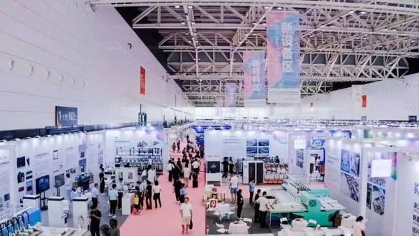  7月26日，第五屆中國(guó)（紹興）紡織新材料展在紹興國(guó)際會(huì)展中心拉開帷幕。500家企業(yè)參展，首日5000多名專業(yè)觀眾入場(chǎng)，展會(huì)炙熱的對(duì)接氛圍有如7月的氣浪，使行業(yè)快速升溫。海內(nèi)外企業(yè)積極響應(yīng)，原料龍頭企業(yè)高 &ldquo;復(fù)參率&rdquo;，歷經(jīng)五屆的新材料展有何獨(dú)特魅力？ 圖片  圖片  會(huì)展品質(zhì)乘勢(shì)而上   本屆新材料展獲得UFI國(guó)際展覽協(xié)會(huì)認(rèn)證，是工信部、商務(wù)部組織的2023年&ldquo;優(yōu)供給促升級(jí)&rdquo;系列活動(dòng)之一，基于往屆資源優(yōu)勢(shì)，對(duì)展覽規(guī)劃、買家邀約、會(huì)務(wù)聯(lián)動(dòng)等進(jìn)行了全線融合升級(jí)，展會(huì)品質(zhì)躍升，煥發(fā)新的風(fēng)采。展會(huì)由中國(guó)長(zhǎng)絲織造協(xié)會(huì)、紹興市商務(wù)局、中國(guó)國(guó)際貿(mào)易委員會(huì)紹興市委員會(huì)、中國(guó)國(guó)際商會(huì)紹興商會(huì)、紹興市柯橋區(qū)會(huì)展業(yè)發(fā)展中心主辦，浙江三博會(huì)展股份有限公司聯(lián)合主辦，紹興市柯橋區(qū)中國(guó)輕紡城展會(huì)有限公司承辦，紹興市經(jīng)信局、浙江省紡織面料設(shè)計(jì)協(xié)會(huì)、七彩云、紹興市紡織行業(yè)協(xié)會(huì)協(xié)辦。  圖片  圖片  開幕盛況  國(guó)際展商同臺(tái)賽寶   本次展會(huì)共500家展商參展，設(shè)新材料、新織造、新設(shè)備、新面料四大特色展區(qū)，有超10萬(wàn)款科技纖維、創(chuàng)新面料、紡機(jī)設(shè)備在展會(huì)發(fā)布。魏橋紡織、昆山東利、興發(fā)化纖、吉林化纖、通用新材料、德州恒豐、佳人新材料、浙江興發(fā)、紹興國(guó)周、鐠美科等知名紡織龍頭企業(yè)參展。紹興新昌紡機(jī)產(chǎn)業(yè)展團(tuán)、湖州長(zhǎng)興織造產(chǎn)業(yè)展團(tuán)、諸暨繡花機(jī)械產(chǎn)業(yè)展團(tuán)、上虞染化料助劑產(chǎn)業(yè)展團(tuán)等區(qū)域展團(tuán)亮相。本屆展會(huì)更是引眾多RCEP國(guó)家和地區(qū)的展商組團(tuán)奔赴而來(lái)，在國(guó)際展區(qū)，韓國(guó)ditto時(shí)尚聯(lián)盟、緬甸中國(guó)商會(huì)、莫斯科中小企業(yè)工商會(huì)等國(guó)際展團(tuán)人氣旺盛。  圖片  企業(yè)展區(qū)  眾多展商聚焦雙碳熱點(diǎn)，圍繞綠色、健康、智造等方向展開產(chǎn)品角逐。魏橋紡織的生物基綠色環(huán)保+抗菌混紡系列、湖州威達(dá)集團(tuán)的綠色環(huán)保色紡紗系列、昆山東利的仿生透氣科技面料系列、吳江蘭天織造的UV對(duì)抗仿生科技面料、新型雙層直充防寒面料、機(jī)能無(wú)氨彈力面料等展品亮點(diǎn)頻出，展商企業(yè)開啟&ldquo;搶客&rdquo;模式，緊抓展會(huì)機(jī)遇尋求下游合作。本屆展會(huì)有更大規(guī)模的智能紡機(jī)、織機(jī)設(shè)備企業(yè)參展，進(jìn)一步彰顯國(guó)產(chǎn)智能織造的研發(fā)水平，鐠美科、浙江康立自控科技、浙江凱成智能設(shè)備、浙江瑪雅機(jī)電等展位帶來(lái)媲美國(guó)際水平的最新機(jī)械設(shè)備，令人矚目。  圖片  設(shè)備展區(qū)  探索解決行業(yè)困惑與瓶頸，是新材料展歷經(jīng)多屆與各企業(yè)總結(jié)、達(dá)成的共識(shí)，也是其不僅在于產(chǎn)品展貿(mào)，更在于新理念的交匯的價(jià)值內(nèi)涵。  國(guó)際視野論外貿(mào)   由中國(guó)紡織品進(jìn)出口商會(huì)主辦的2023紹興國(guó)際（RCEP）紡織服裝產(chǎn)業(yè)論壇系列活動(dòng)與展會(huì)同期同館開幕。論壇以&ldquo;RCEP新機(jī)遇-紡織產(chǎn)業(yè)新格局&rdquo;為主題，就國(guó)內(nèi)紡織產(chǎn)業(yè)結(jié)構(gòu)與RCEP國(guó)際紡織服裝產(chǎn)業(yè)的發(fā)展趨勢(shì)進(jìn)行研討與產(chǎn)業(yè)對(duì)接。中國(guó)紡織品進(jìn)出口商會(huì)副會(huì)長(zhǎng)王宇、韓國(guó)時(shí)尚服裝人工智能研究所院長(zhǎng)金蕙京、緬甸中國(guó)紡織服裝協(xié)會(huì)會(huì)長(zhǎng)施坤等嘉賓為論壇開幕致辭。  圖片  圖片 論壇開幕式  論壇開幕式后，首場(chǎng)系列活動(dòng)韓國(guó)服飾流行趨勢(shì)論壇在展會(huì)時(shí)尚活動(dòng)區(qū)舉辦，多家韓國(guó)時(shí)裝品牌聯(lián)合走秀，同時(shí)Dito&ditto，ISAE，F(xiàn)&PLUS等韓國(guó)時(shí)尚機(jī)構(gòu)帶來(lái)韓國(guó)時(shí)尚產(chǎn)業(yè)與數(shù)字技術(shù)的發(fā)展趨勢(shì)分享。后續(xù)將陸續(xù)舉辦2023生物基纖維材料產(chǎn)業(yè)技術(shù)論壇、走進(jìn)中國(guó)輕紡城市場(chǎng)對(duì)接會(huì)、亞洲紡織服裝供應(yīng)鏈高增長(zhǎng)論壇等系列活動(dòng)。  圖片  圖片 論壇系列活動(dòng)&mdash;&mdash;韓國(guó)服飾流行趨勢(shì)論壇  中國(guó)纖維展姿態(tài)   作為歷屆新材料展重要配套論壇，2023中國(guó)紹興紡織新材料論壇將于展會(huì)第二日舉辦。將聚集昆山東利、浙江中國(guó)輕紡城集團(tuán)、浙江佳人新材料、紹興隆泰石墨烯、特思達(dá)（TESTEX）、廣東人仁康、浙江中紡標(biāo)、紹興織蛛物聯(lián)科技等企業(yè)作新產(chǎn)品新項(xiàng)目分享，帶來(lái)中國(guó)輕紡城紡織新材料采購(gòu)中心推介，環(huán)保面料、再生聚酯新材料、石墨烯等纖維面料創(chuàng)新產(chǎn)品發(fā)布，OEKO-TEX&reg; STANDARD 100安全標(biāo)準(zhǔn)、健康紡織品標(biāo)準(zhǔn)、5A光子抗菌、坯布在線檢測(cè)等檢測(cè)后整理技術(shù)分享，諸多亮點(diǎn)值得期待。  圖片  觸摸纖維時(shí)尚,躍升品牌能級(jí),纖維材料的性能之變，已經(jīng)與終端產(chǎn)品在競(jìng)爭(zhēng)市場(chǎng)的廝殺突圍息息相關(guān)，從面料到服裝、家紡，從國(guó)內(nèi)企業(yè)到海外品牌，都不能錯(cuò)過(guò)這一場(chǎng)產(chǎn)業(yè)對(duì)接的盛會(huì)。  跨越山海齊聚首   本屆展會(huì)借助今年全線升級(jí)之勢(shì)，全面擴(kuò)大對(duì)面料、服裝業(yè)大規(guī)模大品牌企業(yè)的邀約，并提前進(jìn)行買家需求的預(yù)采集和展商產(chǎn)品的預(yù)對(duì)接，顯著提升買家熱情和觀展效率。展會(huì)首日，丹東華洋紡織服裝、北京奔流野外運(yùn)動(dòng)服裝、北京方圣時(shí)尚、華紡股份有限公司等品牌買家應(yīng)邀而來(lái)，廣東、湖州、義烏、新疆等十余個(gè)地區(qū)采購(gòu)團(tuán)紛紛到場(chǎng)，更有韓國(guó)、俄羅斯、越南、緬甸等數(shù)百名海外買家跨越山海來(lái)相會(huì)，如國(guó)際知名服裝品牌 J.K. Apparel、DOBB、LUBOO、YL co.,ltd、CHUNSANGDOO INNOCENCE、DAYGREEN INC等。  圖片  采供對(duì)接  商貿(mào)對(duì)接攬訂單   展會(huì)打通產(chǎn)業(yè)鏈，延伸展貿(mào)對(duì)接服務(wù)?，F(xiàn)場(chǎng)，快時(shí)尚跨境電商企業(yè)SheIn開啟為期兩天的面料專場(chǎng)、服裝專場(chǎng)閉門采購(gòu)會(huì)，帶來(lái)數(shù)百類采購(gòu)需求。國(guó)內(nèi)品牌采購(gòu)團(tuán)走進(jìn)紡織源產(chǎn)地中國(guó)輕紡城市場(chǎng)，展開時(shí)尚買手與優(yōu)質(zhì)原創(chuàng)面料的靈感碰撞。展會(huì)第二日，亞洲染料聯(lián)合會(huì)、韓國(guó)纖維產(chǎn)業(yè)研究院、莫斯科中小企業(yè)商會(huì)、越南紡織商會(huì)、緬甸中國(guó)商會(huì)等國(guó)際采購(gòu)團(tuán)也將進(jìn)市場(chǎng)與柯橋面料企業(yè)接洽外貿(mào)訂單。  圖片  圖片 采供對(duì)接  2023中國(guó)（紹興）紡織新材料展打造了新材料、新技術(shù)的信息高地，以國(guó)際展會(huì)的標(biāo)準(zhǔn)，向內(nèi)外貿(mào)一體化展會(huì)平臺(tái)成長(zhǎng)蛻變，它是當(dāng)下紡織供應(yīng)鏈趨勢(shì)的具象展示，更是一場(chǎng)中國(guó)纖維向世界的傾訴表達(dá)。  圖片  圖片 圖片 ?觸摸纖維時(shí)尚、躍升品牌能級(jí)，第五屆中國(guó)（紹興）紡織新材料展盛大開幕