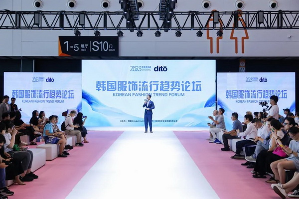  7月26日，第五屆中國(guó)（紹興）紡織新材料展在紹興國(guó)際會(huì)展中心拉開帷幕。500家企業(yè)參展，首日5000多名專業(yè)觀眾入場(chǎng)，展會(huì)炙熱的對(duì)接氛圍有如7月的氣浪，使行業(yè)快速升溫。海內(nèi)外企業(yè)積極響應(yīng)，原料龍頭企業(yè)高 &ldquo;復(fù)參率&rdquo;，歷經(jīng)五屆的新材料展有何獨(dú)特魅力？ 圖片  圖片  會(huì)展品質(zhì)乘勢(shì)而上   本屆新材料展獲得UFI國(guó)際展覽協(xié)會(huì)認(rèn)證，是工信部、商務(wù)部組織的2023年&ldquo;優(yōu)供給促升級(jí)&rdquo;系列活動(dòng)之一，基于往屆資源優(yōu)勢(shì)，對(duì)展覽規(guī)劃、買家邀約、會(huì)務(wù)聯(lián)動(dòng)等進(jìn)行了全線融合升級(jí)，展會(huì)品質(zhì)躍升，煥發(fā)新的風(fēng)采。展會(huì)由中國(guó)長(zhǎng)絲織造協(xié)會(huì)、紹興市商務(wù)局、中國(guó)國(guó)際貿(mào)易委員會(huì)紹興市委員會(huì)、中國(guó)國(guó)際商會(huì)紹興商會(huì)、紹興市柯橋區(qū)會(huì)展業(yè)發(fā)展中心主辦，浙江三博會(huì)展股份有限公司聯(lián)合主辦，紹興市柯橋區(qū)中國(guó)輕紡城展會(huì)有限公司承辦，紹興市經(jīng)信局、浙江省紡織面料設(shè)計(jì)協(xié)會(huì)、七彩云、紹興市紡織行業(yè)協(xié)會(huì)協(xié)辦。  圖片  圖片  開幕盛況  國(guó)際展商同臺(tái)賽寶   本次展會(huì)共500家展商參展，設(shè)新材料、新織造、新設(shè)備、新面料四大特色展區(qū)，有超10萬(wàn)款科技纖維、創(chuàng)新面料、紡機(jī)設(shè)備在展會(huì)發(fā)布。魏橋紡織、昆山東利、興發(fā)化纖、吉林化纖、通用新材料、德州恒豐、佳人新材料、浙江興發(fā)、紹興國(guó)周、鐠美科等知名紡織龍頭企業(yè)參展。紹興新昌紡機(jī)產(chǎn)業(yè)展團(tuán)、湖州長(zhǎng)興織造產(chǎn)業(yè)展團(tuán)、諸暨繡花機(jī)械產(chǎn)業(yè)展團(tuán)、上虞染化料助劑產(chǎn)業(yè)展團(tuán)等區(qū)域展團(tuán)亮相。本屆展會(huì)更是引眾多RCEP國(guó)家和地區(qū)的展商組團(tuán)奔赴而來(lái)，在國(guó)際展區(qū)，韓國(guó)ditto時(shí)尚聯(lián)盟、緬甸中國(guó)商會(huì)、莫斯科中小企業(yè)工商會(huì)等國(guó)際展團(tuán)人氣旺盛。  圖片  企業(yè)展區(qū)  眾多展商聚焦雙碳熱點(diǎn)，圍繞綠色、健康、智造等方向展開產(chǎn)品角逐。魏橋紡織的生物基綠色環(huán)保+抗菌混紡系列、湖州威達(dá)集團(tuán)的綠色環(huán)保色紡紗系列、昆山東利的仿生透氣科技面料系列、吳江蘭天織造的UV對(duì)抗仿生科技面料、新型雙層直充防寒面料、機(jī)能無(wú)氨彈力面料等展品亮點(diǎn)頻出，展商企業(yè)開啟&ldquo;搶客&rdquo;模式，緊抓展會(huì)機(jī)遇尋求下游合作。本屆展會(huì)有更大規(guī)模的智能紡機(jī)、織機(jī)設(shè)備企業(yè)參展，進(jìn)一步彰顯國(guó)產(chǎn)智能織造的研發(fā)水平，鐠美科、浙江康立自控科技、浙江凱成智能設(shè)備、浙江瑪雅機(jī)電等展位帶來(lái)媲美國(guó)際水平的最新機(jī)械設(shè)備，令人矚目。  圖片  設(shè)備展區(qū)  探索解決行業(yè)困惑與瓶頸，是新材料展歷經(jīng)多屆與各企業(yè)總結(jié)、達(dá)成的共識(shí)，也是其不僅在于產(chǎn)品展貿(mào)，更在于新理念的交匯的價(jià)值內(nèi)涵。  國(guó)際視野論外貿(mào)   由中國(guó)紡織品進(jìn)出口商會(huì)主辦的2023紹興國(guó)際（RCEP）紡織服裝產(chǎn)業(yè)論壇系列活動(dòng)與展會(huì)同期同館開幕。論壇以&ldquo;RCEP新機(jī)遇-紡織產(chǎn)業(yè)新格局&rdquo;為主題，就國(guó)內(nèi)紡織產(chǎn)業(yè)結(jié)構(gòu)與RCEP國(guó)際紡織服裝產(chǎn)業(yè)的發(fā)展趨勢(shì)進(jìn)行研討與產(chǎn)業(yè)對(duì)接。中國(guó)紡織品進(jìn)出口商會(huì)副會(huì)長(zhǎng)王宇、韓國(guó)時(shí)尚服裝人工智能研究所院長(zhǎng)金蕙京、緬甸中國(guó)紡織服裝協(xié)會(huì)會(huì)長(zhǎng)施坤等嘉賓為論壇開幕致辭。  圖片  圖片 論壇開幕式  論壇開幕式后，首場(chǎng)系列活動(dòng)韓國(guó)服飾流行趨勢(shì)論壇在展會(huì)時(shí)尚活動(dòng)區(qū)舉辦，多家韓國(guó)時(shí)裝品牌聯(lián)合走秀，同時(shí)Dito&ditto，ISAE，F(xiàn)&PLUS等韓國(guó)時(shí)尚機(jī)構(gòu)帶來(lái)韓國(guó)時(shí)尚產(chǎn)業(yè)與數(shù)字技術(shù)的發(fā)展趨勢(shì)分享。后續(xù)將陸續(xù)舉辦2023生物基纖維材料產(chǎn)業(yè)技術(shù)論壇、走進(jìn)中國(guó)輕紡城市場(chǎng)對(duì)接會(huì)、亞洲紡織服裝供應(yīng)鏈高增長(zhǎng)論壇等系列活動(dòng)。  圖片  圖片 論壇系列活動(dòng)&mdash;&mdash;韓國(guó)服飾流行趨勢(shì)論壇  中國(guó)纖維展姿態(tài)   作為歷屆新材料展重要配套論壇，2023中國(guó)紹興紡織新材料論壇將于展會(huì)第二日舉辦。將聚集昆山東利、浙江中國(guó)輕紡城集團(tuán)、浙江佳人新材料、紹興隆泰石墨烯、特思達(dá)（TESTEX）、廣東人仁康、浙江中紡標(biāo)、紹興織蛛物聯(lián)科技等企業(yè)作新產(chǎn)品新項(xiàng)目分享，帶來(lái)中國(guó)輕紡城紡織新材料采購(gòu)中心推介，環(huán)保面料、再生聚酯新材料、石墨烯等纖維面料創(chuàng)新產(chǎn)品發(fā)布，OEKO-TEX&reg; STANDARD 100安全標(biāo)準(zhǔn)、健康紡織品標(biāo)準(zhǔn)、5A光子抗菌、坯布在線檢測(cè)等檢測(cè)后整理技術(shù)分享，諸多亮點(diǎn)值得期待。  圖片  觸摸纖維時(shí)尚,躍升品牌能級(jí),纖維材料的性能之變，已經(jīng)與終端產(chǎn)品在競(jìng)爭(zhēng)市場(chǎng)的廝殺突圍息息相關(guān)，從面料到服裝、家紡，從國(guó)內(nèi)企業(yè)到海外品牌，都不能錯(cuò)過(guò)這一場(chǎng)產(chǎn)業(yè)對(duì)接的盛會(huì)。  跨越山海齊聚首   本屆展會(huì)借助今年全線升級(jí)之勢(shì)，全面擴(kuò)大對(duì)面料、服裝業(yè)大規(guī)模大品牌企業(yè)的邀約，并提前進(jìn)行買家需求的預(yù)采集和展商產(chǎn)品的預(yù)對(duì)接，顯著提升買家熱情和觀展效率。展會(huì)首日，丹東華洋紡織服裝、北京奔流野外運(yùn)動(dòng)服裝、北京方圣時(shí)尚、華紡股份有限公司等品牌買家應(yīng)邀而來(lái)，廣東、湖州、義烏、新疆等十余個(gè)地區(qū)采購(gòu)團(tuán)紛紛到場(chǎng)，更有韓國(guó)、俄羅斯、越南、緬甸等數(shù)百名海外買家跨越山海來(lái)相會(huì)，如國(guó)際知名服裝品牌 J.K. Apparel、DOBB、LUBOO、YL co.,ltd、CHUNSANGDOO INNOCENCE、DAYGREEN INC等。  圖片  采供對(duì)接  商貿(mào)對(duì)接攬訂單   展會(huì)打通產(chǎn)業(yè)鏈，延伸展貿(mào)對(duì)接服務(wù)?，F(xiàn)場(chǎng)，快時(shí)尚跨境電商企業(yè)SheIn開啟為期兩天的面料專場(chǎng)、服裝專場(chǎng)閉門采購(gòu)會(huì)，帶來(lái)數(shù)百類采購(gòu)需求。國(guó)內(nèi)品牌采購(gòu)團(tuán)走進(jìn)紡織源產(chǎn)地中國(guó)輕紡城市場(chǎng)，展開時(shí)尚買手與優(yōu)質(zhì)原創(chuàng)面料的靈感碰撞。展會(huì)第二日，亞洲染料聯(lián)合會(huì)、韓國(guó)纖維產(chǎn)業(yè)研究院、莫斯科中小企業(yè)商會(huì)、越南紡織商會(huì)、緬甸中國(guó)商會(huì)等國(guó)際采購(gòu)團(tuán)也將進(jìn)市場(chǎng)與柯橋面料企業(yè)接洽外貿(mào)訂單。  圖片  圖片 采供對(duì)接  2023中國(guó)（紹興）紡織新材料展打造了新材料、新技術(shù)的信息高地，以國(guó)際展會(huì)的標(biāo)準(zhǔn)，向內(nèi)外貿(mào)一體化展會(huì)平臺(tái)成長(zhǎng)蛻變，它是當(dāng)下紡織供應(yīng)鏈趨勢(shì)的具象展示，更是一場(chǎng)中國(guó)纖維向世界的傾訴表達(dá)。  圖片  圖片 圖片 ?觸摸纖維時(shí)尚、躍升品牌能級(jí)，第五屆中國(guó)（紹興）紡織新材料展盛大開幕