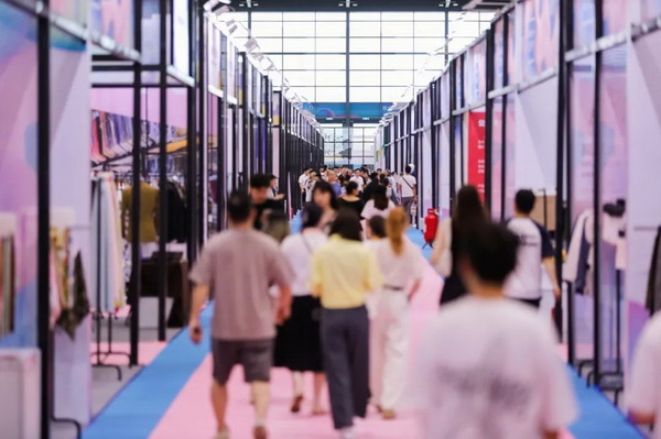  7月26日，第五屆中國(guó)（紹興）紡織新材料展在紹興國(guó)際會(huì)展中心拉開帷幕。500家企業(yè)參展，首日5000多名專業(yè)觀眾入場(chǎng)，展會(huì)炙熱的對(duì)接氛圍有如7月的氣浪，使行業(yè)快速升溫。海內(nèi)外企業(yè)積極響應(yīng)，原料龍頭企業(yè)高 &ldquo;復(fù)參率&rdquo;，歷經(jīng)五屆的新材料展有何獨(dú)特魅力？ 圖片  圖片  會(huì)展品質(zhì)乘勢(shì)而上   本屆新材料展獲得UFI國(guó)際展覽協(xié)會(huì)認(rèn)證，是工信部、商務(wù)部組織的2023年&ldquo;優(yōu)供給促升級(jí)&rdquo;系列活動(dòng)之一，基于往屆資源優(yōu)勢(shì)，對(duì)展覽規(guī)劃、買家邀約、會(huì)務(wù)聯(lián)動(dòng)等進(jìn)行了全線融合升級(jí)，展會(huì)品質(zhì)躍升，煥發(fā)新的風(fēng)采。展會(huì)由中國(guó)長(zhǎng)絲織造協(xié)會(huì)、紹興市商務(wù)局、中國(guó)國(guó)際貿(mào)易委員會(huì)紹興市委員會(huì)、中國(guó)國(guó)際商會(huì)紹興商會(huì)、紹興市柯橋區(qū)會(huì)展業(yè)發(fā)展中心主辦，浙江三博會(huì)展股份有限公司聯(lián)合主辦，紹興市柯橋區(qū)中國(guó)輕紡城展會(huì)有限公司承辦，紹興市經(jīng)信局、浙江省紡織面料設(shè)計(jì)協(xié)會(huì)、七彩云、紹興市紡織行業(yè)協(xié)會(huì)協(xié)辦。  圖片  圖片  開幕盛況  國(guó)際展商同臺(tái)賽寶   本次展會(huì)共500家展商參展，設(shè)新材料、新織造、新設(shè)備、新面料四大特色展區(qū)，有超10萬(wàn)款科技纖維、創(chuàng)新面料、紡機(jī)設(shè)備在展會(huì)發(fā)布。魏橋紡織、昆山東利、興發(fā)化纖、吉林化纖、通用新材料、德州恒豐、佳人新材料、浙江興發(fā)、紹興國(guó)周、鐠美科等知名紡織龍頭企業(yè)參展。紹興新昌紡機(jī)產(chǎn)業(yè)展團(tuán)、湖州長(zhǎng)興織造產(chǎn)業(yè)展團(tuán)、諸暨繡花機(jī)械產(chǎn)業(yè)展團(tuán)、上虞染化料助劑產(chǎn)業(yè)展團(tuán)等區(qū)域展團(tuán)亮相。本屆展會(huì)更是引眾多RCEP國(guó)家和地區(qū)的展商組團(tuán)奔赴而來(lái)，在國(guó)際展區(qū)，韓國(guó)ditto時(shí)尚聯(lián)盟、緬甸中國(guó)商會(huì)、莫斯科中小企業(yè)工商會(huì)等國(guó)際展團(tuán)人氣旺盛。  圖片  企業(yè)展區(qū)  眾多展商聚焦雙碳熱點(diǎn)，圍繞綠色、健康、智造等方向展開產(chǎn)品角逐。魏橋紡織的生物基綠色環(huán)保+抗菌混紡系列、湖州威達(dá)集團(tuán)的綠色環(huán)保色紡紗系列、昆山東利的仿生透氣科技面料系列、吳江蘭天織造的UV對(duì)抗仿生科技面料、新型雙層直充防寒面料、機(jī)能無(wú)氨彈力面料等展品亮點(diǎn)頻出，展商企業(yè)開啟&ldquo;搶客&rdquo;模式，緊抓展會(huì)機(jī)遇尋求下游合作。本屆展會(huì)有更大規(guī)模的智能紡機(jī)、織機(jī)設(shè)備企業(yè)參展，進(jìn)一步彰顯國(guó)產(chǎn)智能織造的研發(fā)水平，鐠美科、浙江康立自控科技、浙江凱成智能設(shè)備、浙江瑪雅機(jī)電等展位帶來(lái)媲美國(guó)際水平的最新機(jī)械設(shè)備，令人矚目。  圖片  設(shè)備展區(qū)  探索解決行業(yè)困惑與瓶頸，是新材料展歷經(jīng)多屆與各企業(yè)總結(jié)、達(dá)成的共識(shí)，也是其不僅在于產(chǎn)品展貿(mào)，更在于新理念的交匯的價(jià)值內(nèi)涵。  國(guó)際視野論外貿(mào)   由中國(guó)紡織品進(jìn)出口商會(huì)主辦的2023紹興國(guó)際（RCEP）紡織服裝產(chǎn)業(yè)論壇系列活動(dòng)與展會(huì)同期同館開幕。論壇以&ldquo;RCEP新機(jī)遇-紡織產(chǎn)業(yè)新格局&rdquo;為主題，就國(guó)內(nèi)紡織產(chǎn)業(yè)結(jié)構(gòu)與RCEP國(guó)際紡織服裝產(chǎn)業(yè)的發(fā)展趨勢(shì)進(jìn)行研討與產(chǎn)業(yè)對(duì)接。中國(guó)紡織品進(jìn)出口商會(huì)副會(huì)長(zhǎng)王宇、韓國(guó)時(shí)尚服裝人工智能研究所院長(zhǎng)金蕙京、緬甸中國(guó)紡織服裝協(xié)會(huì)會(huì)長(zhǎng)施坤等嘉賓為論壇開幕致辭。  圖片  圖片 論壇開幕式  論壇開幕式后，首場(chǎng)系列活動(dòng)韓國(guó)服飾流行趨勢(shì)論壇在展會(huì)時(shí)尚活動(dòng)區(qū)舉辦，多家韓國(guó)時(shí)裝品牌聯(lián)合走秀，同時(shí)Dito&ditto，ISAE，F(xiàn)&PLUS等韓國(guó)時(shí)尚機(jī)構(gòu)帶來(lái)韓國(guó)時(shí)尚產(chǎn)業(yè)與數(shù)字技術(shù)的發(fā)展趨勢(shì)分享。后續(xù)將陸續(xù)舉辦2023生物基纖維材料產(chǎn)業(yè)技術(shù)論壇、走進(jìn)中國(guó)輕紡城市場(chǎng)對(duì)接會(huì)、亞洲紡織服裝供應(yīng)鏈高增長(zhǎng)論壇等系列活動(dòng)。  圖片  圖片 論壇系列活動(dòng)&mdash;&mdash;韓國(guó)服飾流行趨勢(shì)論壇  中國(guó)纖維展姿態(tài)   作為歷屆新材料展重要配套論壇，2023中國(guó)紹興紡織新材料論壇將于展會(huì)第二日舉辦。將聚集昆山東利、浙江中國(guó)輕紡城集團(tuán)、浙江佳人新材料、紹興隆泰石墨烯、特思達(dá)（TESTEX）、廣東人仁康、浙江中紡標(biāo)、紹興織蛛物聯(lián)科技等企業(yè)作新產(chǎn)品新項(xiàng)目分享，帶來(lái)中國(guó)輕紡城紡織新材料采購(gòu)中心推介，環(huán)保面料、再生聚酯新材料、石墨烯等纖維面料創(chuàng)新產(chǎn)品發(fā)布，OEKO-TEX&reg; STANDARD 100安全標(biāo)準(zhǔn)、健康紡織品標(biāo)準(zhǔn)、5A光子抗菌、坯布在線檢測(cè)等檢測(cè)后整理技術(shù)分享，諸多亮點(diǎn)值得期待。  圖片  觸摸纖維時(shí)尚,躍升品牌能級(jí),纖維材料的性能之變，已經(jīng)與終端產(chǎn)品在競(jìng)爭(zhēng)市場(chǎng)的廝殺突圍息息相關(guān)，從面料到服裝、家紡，從國(guó)內(nèi)企業(yè)到海外品牌，都不能錯(cuò)過(guò)這一場(chǎng)產(chǎn)業(yè)對(duì)接的盛會(huì)。  跨越山海齊聚首   本屆展會(huì)借助今年全線升級(jí)之勢(shì)，全面擴(kuò)大對(duì)面料、服裝業(yè)大規(guī)模大品牌企業(yè)的邀約，并提前進(jìn)行買家需求的預(yù)采集和展商產(chǎn)品的預(yù)對(duì)接，顯著提升買家熱情和觀展效率。展會(huì)首日，丹東華洋紡織服裝、北京奔流野外運(yùn)動(dòng)服裝、北京方圣時(shí)尚、華紡股份有限公司等品牌買家應(yīng)邀而來(lái)，廣東、湖州、義烏、新疆等十余個(gè)地區(qū)采購(gòu)團(tuán)紛紛到場(chǎng)，更有韓國(guó)、俄羅斯、越南、緬甸等數(shù)百名海外買家跨越山海來(lái)相會(huì)，如國(guó)際知名服裝品牌 J.K. Apparel、DOBB、LUBOO、YL co.,ltd、CHUNSANGDOO INNOCENCE、DAYGREEN INC等。  圖片  采供對(duì)接  商貿(mào)對(duì)接攬訂單   展會(huì)打通產(chǎn)業(yè)鏈，延伸展貿(mào)對(duì)接服務(wù)?，F(xiàn)場(chǎng)，快時(shí)尚跨境電商企業(yè)SheIn開啟為期兩天的面料專場(chǎng)、服裝專場(chǎng)閉門采購(gòu)會(huì)，帶來(lái)數(shù)百類采購(gòu)需求。國(guó)內(nèi)品牌采購(gòu)團(tuán)走進(jìn)紡織源產(chǎn)地中國(guó)輕紡城市場(chǎng)，展開時(shí)尚買手與優(yōu)質(zhì)原創(chuàng)面料的靈感碰撞。展會(huì)第二日，亞洲染料聯(lián)合會(huì)、韓國(guó)纖維產(chǎn)業(yè)研究院、莫斯科中小企業(yè)商會(huì)、越南紡織商會(huì)、緬甸中國(guó)商會(huì)等國(guó)際采購(gòu)團(tuán)也將進(jìn)市場(chǎng)與柯橋面料企業(yè)接洽外貿(mào)訂單。  圖片  圖片 采供對(duì)接  2023中國(guó)（紹興）紡織新材料展打造了新材料、新技術(shù)的信息高地，以國(guó)際展會(huì)的標(biāo)準(zhǔn)，向內(nèi)外貿(mào)一體化展會(huì)平臺(tái)成長(zhǎng)蛻變，它是當(dāng)下紡織供應(yīng)鏈趨勢(shì)的具象展示，更是一場(chǎng)中國(guó)纖維向世界的傾訴表達(dá)。  圖片  圖片 圖片 ?觸摸纖維時(shí)尚、躍升品牌能級(jí)，第五屆中國(guó)（紹興）紡織新材料展盛大開幕