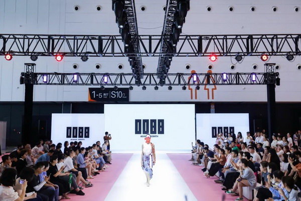  7月26日，第五屆中國(guó)（紹興）紡織新材料展在紹興國(guó)際會(huì)展中心拉開帷幕。500家企業(yè)參展，首日5000多名專業(yè)觀眾入場(chǎng)，展會(huì)炙熱的對(duì)接氛圍有如7月的氣浪，使行業(yè)快速升溫。海內(nèi)外企業(yè)積極響應(yīng)，原料龍頭企業(yè)高 &ldquo;復(fù)參率&rdquo;，歷經(jīng)五屆的新材料展有何獨(dú)特魅力？ 圖片  圖片  會(huì)展品質(zhì)乘勢(shì)而上   本屆新材料展獲得UFI國(guó)際展覽協(xié)會(huì)認(rèn)證，是工信部、商務(wù)部組織的2023年&ldquo;優(yōu)供給促升級(jí)&rdquo;系列活動(dòng)之一，基于往屆資源優(yōu)勢(shì)，對(duì)展覽規(guī)劃、買家邀約、會(huì)務(wù)聯(lián)動(dòng)等進(jìn)行了全線融合升級(jí)，展會(huì)品質(zhì)躍升，煥發(fā)新的風(fēng)采。展會(huì)由中國(guó)長(zhǎng)絲織造協(xié)會(huì)、紹興市商務(wù)局、中國(guó)國(guó)際貿(mào)易委員會(huì)紹興市委員會(huì)、中國(guó)國(guó)際商會(huì)紹興商會(huì)、紹興市柯橋區(qū)會(huì)展業(yè)發(fā)展中心主辦，浙江三博會(huì)展股份有限公司聯(lián)合主辦，紹興市柯橋區(qū)中國(guó)輕紡城展會(huì)有限公司承辦，紹興市經(jīng)信局、浙江省紡織面料設(shè)計(jì)協(xié)會(huì)、七彩云、紹興市紡織行業(yè)協(xié)會(huì)協(xié)辦。  圖片  圖片  開幕盛況  國(guó)際展商同臺(tái)賽寶   本次展會(huì)共500家展商參展，設(shè)新材料、新織造、新設(shè)備、新面料四大特色展區(qū)，有超10萬(wàn)款科技纖維、創(chuàng)新面料、紡機(jī)設(shè)備在展會(huì)發(fā)布。魏橋紡織、昆山東利、興發(fā)化纖、吉林化纖、通用新材料、德州恒豐、佳人新材料、浙江興發(fā)、紹興國(guó)周、鐠美科等知名紡織龍頭企業(yè)參展。紹興新昌紡機(jī)產(chǎn)業(yè)展團(tuán)、湖州長(zhǎng)興織造產(chǎn)業(yè)展團(tuán)、諸暨繡花機(jī)械產(chǎn)業(yè)展團(tuán)、上虞染化料助劑產(chǎn)業(yè)展團(tuán)等區(qū)域展團(tuán)亮相。本屆展會(huì)更是引眾多RCEP國(guó)家和地區(qū)的展商組團(tuán)奔赴而來(lái)，在國(guó)際展區(qū)，韓國(guó)ditto時(shí)尚聯(lián)盟、緬甸中國(guó)商會(huì)、莫斯科中小企業(yè)工商會(huì)等國(guó)際展團(tuán)人氣旺盛。  圖片  企業(yè)展區(qū)  眾多展商聚焦雙碳熱點(diǎn)，圍繞綠色、健康、智造等方向展開產(chǎn)品角逐。魏橋紡織的生物基綠色環(huán)保+抗菌混紡系列、湖州威達(dá)集團(tuán)的綠色環(huán)保色紡紗系列、昆山東利的仿生透氣科技面料系列、吳江蘭天織造的UV對(duì)抗仿生科技面料、新型雙層直充防寒面料、機(jī)能無(wú)氨彈力面料等展品亮點(diǎn)頻出，展商企業(yè)開啟&ldquo;搶客&rdquo;模式，緊抓展會(huì)機(jī)遇尋求下游合作。本屆展會(huì)有更大規(guī)模的智能紡機(jī)、織機(jī)設(shè)備企業(yè)參展，進(jìn)一步彰顯國(guó)產(chǎn)智能織造的研發(fā)水平，鐠美科、浙江康立自控科技、浙江凱成智能設(shè)備、浙江瑪雅機(jī)電等展位帶來(lái)媲美國(guó)際水平的最新機(jī)械設(shè)備，令人矚目。  圖片  設(shè)備展區(qū)  探索解決行業(yè)困惑與瓶頸，是新材料展歷經(jīng)多屆與各企業(yè)總結(jié)、達(dá)成的共識(shí)，也是其不僅在于產(chǎn)品展貿(mào)，更在于新理念的交匯的價(jià)值內(nèi)涵。  國(guó)際視野論外貿(mào)   由中國(guó)紡織品進(jìn)出口商會(huì)主辦的2023紹興國(guó)際（RCEP）紡織服裝產(chǎn)業(yè)論壇系列活動(dòng)與展會(huì)同期同館開幕。論壇以&ldquo;RCEP新機(jī)遇-紡織產(chǎn)業(yè)新格局&rdquo;為主題，就國(guó)內(nèi)紡織產(chǎn)業(yè)結(jié)構(gòu)與RCEP國(guó)際紡織服裝產(chǎn)業(yè)的發(fā)展趨勢(shì)進(jìn)行研討與產(chǎn)業(yè)對(duì)接。中國(guó)紡織品進(jìn)出口商會(huì)副會(huì)長(zhǎng)王宇、韓國(guó)時(shí)尚服裝人工智能研究所院長(zhǎng)金蕙京、緬甸中國(guó)紡織服裝協(xié)會(huì)會(huì)長(zhǎng)施坤等嘉賓為論壇開幕致辭。  圖片  圖片 論壇開幕式  論壇開幕式后，首場(chǎng)系列活動(dòng)韓國(guó)服飾流行趨勢(shì)論壇在展會(huì)時(shí)尚活動(dòng)區(qū)舉辦，多家韓國(guó)時(shí)裝品牌聯(lián)合走秀，同時(shí)Dito&ditto，ISAE，F(xiàn)&PLUS等韓國(guó)時(shí)尚機(jī)構(gòu)帶來(lái)韓國(guó)時(shí)尚產(chǎn)業(yè)與數(shù)字技術(shù)的發(fā)展趨勢(shì)分享。后續(xù)將陸續(xù)舉辦2023生物基纖維材料產(chǎn)業(yè)技術(shù)論壇、走進(jìn)中國(guó)輕紡城市場(chǎng)對(duì)接會(huì)、亞洲紡織服裝供應(yīng)鏈高增長(zhǎng)論壇等系列活動(dòng)。  圖片  圖片 論壇系列活動(dòng)&mdash;&mdash;韓國(guó)服飾流行趨勢(shì)論壇  中國(guó)纖維展姿態(tài)   作為歷屆新材料展重要配套論壇，2023中國(guó)紹興紡織新材料論壇將于展會(huì)第二日舉辦。將聚集昆山東利、浙江中國(guó)輕紡城集團(tuán)、浙江佳人新材料、紹興隆泰石墨烯、特思達(dá)（TESTEX）、廣東人仁康、浙江中紡標(biāo)、紹興織蛛物聯(lián)科技等企業(yè)作新產(chǎn)品新項(xiàng)目分享，帶來(lái)中國(guó)輕紡城紡織新材料采購(gòu)中心推介，環(huán)保面料、再生聚酯新材料、石墨烯等纖維面料創(chuàng)新產(chǎn)品發(fā)布，OEKO-TEX&reg; STANDARD 100安全標(biāo)準(zhǔn)、健康紡織品標(biāo)準(zhǔn)、5A光子抗菌、坯布在線檢測(cè)等檢測(cè)后整理技術(shù)分享，諸多亮點(diǎn)值得期待。  圖片  觸摸纖維時(shí)尚,躍升品牌能級(jí),纖維材料的性能之變，已經(jīng)與終端產(chǎn)品在競(jìng)爭(zhēng)市場(chǎng)的廝殺突圍息息相關(guān)，從面料到服裝、家紡，從國(guó)內(nèi)企業(yè)到海外品牌，都不能錯(cuò)過(guò)這一場(chǎng)產(chǎn)業(yè)對(duì)接的盛會(huì)。  跨越山海齊聚首   本屆展會(huì)借助今年全線升級(jí)之勢(shì)，全面擴(kuò)大對(duì)面料、服裝業(yè)大規(guī)模大品牌企業(yè)的邀約，并提前進(jìn)行買家需求的預(yù)采集和展商產(chǎn)品的預(yù)對(duì)接，顯著提升買家熱情和觀展效率。展會(huì)首日，丹東華洋紡織服裝、北京奔流野外運(yùn)動(dòng)服裝、北京方圣時(shí)尚、華紡股份有限公司等品牌買家應(yīng)邀而來(lái)，廣東、湖州、義烏、新疆等十余個(gè)地區(qū)采購(gòu)團(tuán)紛紛到場(chǎng)，更有韓國(guó)、俄羅斯、越南、緬甸等數(shù)百名海外買家跨越山海來(lái)相會(huì)，如國(guó)際知名服裝品牌 J.K. Apparel、DOBB、LUBOO、YL co.,ltd、CHUNSANGDOO INNOCENCE、DAYGREEN INC等。  圖片  采供對(duì)接  商貿(mào)對(duì)接攬訂單   展會(huì)打通產(chǎn)業(yè)鏈，延伸展貿(mào)對(duì)接服務(wù)?，F(xiàn)場(chǎng)，快時(shí)尚跨境電商企業(yè)SheIn開啟為期兩天的面料專場(chǎng)、服裝專場(chǎng)閉門采購(gòu)會(huì)，帶來(lái)數(shù)百類采購(gòu)需求。國(guó)內(nèi)品牌采購(gòu)團(tuán)走進(jìn)紡織源產(chǎn)地中國(guó)輕紡城市場(chǎng)，展開時(shí)尚買手與優(yōu)質(zhì)原創(chuàng)面料的靈感碰撞。展會(huì)第二日，亞洲染料聯(lián)合會(huì)、韓國(guó)纖維產(chǎn)業(yè)研究院、莫斯科中小企業(yè)商會(huì)、越南紡織商會(huì)、緬甸中國(guó)商會(huì)等國(guó)際采購(gòu)團(tuán)也將進(jìn)市場(chǎng)與柯橋面料企業(yè)接洽外貿(mào)訂單。  圖片  圖片 采供對(duì)接  2023中國(guó)（紹興）紡織新材料展打造了新材料、新技術(shù)的信息高地，以國(guó)際展會(huì)的標(biāo)準(zhǔn)，向內(nèi)外貿(mào)一體化展會(huì)平臺(tái)成長(zhǎng)蛻變，它是當(dāng)下紡織供應(yīng)鏈趨勢(shì)的具象展示，更是一場(chǎng)中國(guó)纖維向世界的傾訴表達(dá)。  圖片  圖片 圖片 ?觸摸纖維時(shí)尚、躍升品牌能級(jí)，第五屆中國(guó)（紹興）紡織新材料展盛大開幕