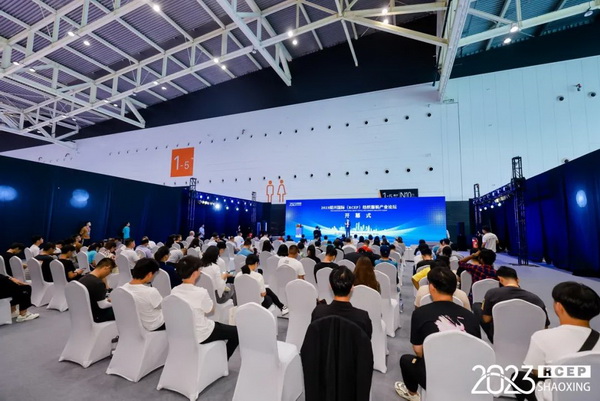  7月26日，第五屆中國(guó)（紹興）紡織新材料展在紹興國(guó)際會(huì)展中心拉開帷幕。500家企業(yè)參展，首日5000多名專業(yè)觀眾入場(chǎng)，展會(huì)炙熱的對(duì)接氛圍有如7月的氣浪，使行業(yè)快速升溫。海內(nèi)外企業(yè)積極響應(yīng)，原料龍頭企業(yè)高 &ldquo;復(fù)參率&rdquo;，歷經(jīng)五屆的新材料展有何獨(dú)特魅力？ 圖片  圖片  會(huì)展品質(zhì)乘勢(shì)而上   本屆新材料展獲得UFI國(guó)際展覽協(xié)會(huì)認(rèn)證，是工信部、商務(wù)部組織的2023年&ldquo;優(yōu)供給促升級(jí)&rdquo;系列活動(dòng)之一，基于往屆資源優(yōu)勢(shì)，對(duì)展覽規(guī)劃、買家邀約、會(huì)務(wù)聯(lián)動(dòng)等進(jìn)行了全線融合升級(jí)，展會(huì)品質(zhì)躍升，煥發(fā)新的風(fēng)采。展會(huì)由中國(guó)長(zhǎng)絲織造協(xié)會(huì)、紹興市商務(wù)局、中國(guó)國(guó)際貿(mào)易委員會(huì)紹興市委員會(huì)、中國(guó)國(guó)際商會(huì)紹興商會(huì)、紹興市柯橋區(qū)會(huì)展業(yè)發(fā)展中心主辦，浙江三博會(huì)展股份有限公司聯(lián)合主辦，紹興市柯橋區(qū)中國(guó)輕紡城展會(huì)有限公司承辦，紹興市經(jīng)信局、浙江省紡織面料設(shè)計(jì)協(xié)會(huì)、七彩云、紹興市紡織行業(yè)協(xié)會(huì)協(xié)辦。  圖片  圖片  開幕盛況  國(guó)際展商同臺(tái)賽寶   本次展會(huì)共500家展商參展，設(shè)新材料、新織造、新設(shè)備、新面料四大特色展區(qū)，有超10萬(wàn)款科技纖維、創(chuàng)新面料、紡機(jī)設(shè)備在展會(huì)發(fā)布。魏橋紡織、昆山東利、興發(fā)化纖、吉林化纖、通用新材料、德州恒豐、佳人新材料、浙江興發(fā)、紹興國(guó)周、鐠美科等知名紡織龍頭企業(yè)參展。紹興新昌紡機(jī)產(chǎn)業(yè)展團(tuán)、湖州長(zhǎng)興織造產(chǎn)業(yè)展團(tuán)、諸暨繡花機(jī)械產(chǎn)業(yè)展團(tuán)、上虞染化料助劑產(chǎn)業(yè)展團(tuán)等區(qū)域展團(tuán)亮相。本屆展會(huì)更是引眾多RCEP國(guó)家和地區(qū)的展商組團(tuán)奔赴而來(lái)，在國(guó)際展區(qū)，韓國(guó)ditto時(shí)尚聯(lián)盟、緬甸中國(guó)商會(huì)、莫斯科中小企業(yè)工商會(huì)等國(guó)際展團(tuán)人氣旺盛。  圖片  企業(yè)展區(qū)  眾多展商聚焦雙碳熱點(diǎn)，圍繞綠色、健康、智造等方向展開產(chǎn)品角逐。魏橋紡織的生物基綠色環(huán)保+抗菌混紡系列、湖州威達(dá)集團(tuán)的綠色環(huán)保色紡紗系列、昆山東利的仿生透氣科技面料系列、吳江蘭天織造的UV對(duì)抗仿生科技面料、新型雙層直充防寒面料、機(jī)能無(wú)氨彈力面料等展品亮點(diǎn)頻出，展商企業(yè)開啟&ldquo;搶客&rdquo;模式，緊抓展會(huì)機(jī)遇尋求下游合作。本屆展會(huì)有更大規(guī)模的智能紡機(jī)、織機(jī)設(shè)備企業(yè)參展，進(jìn)一步彰顯國(guó)產(chǎn)智能織造的研發(fā)水平，鐠美科、浙江康立自控科技、浙江凱成智能設(shè)備、浙江瑪雅機(jī)電等展位帶來(lái)媲美國(guó)際水平的最新機(jī)械設(shè)備，令人矚目。  圖片  設(shè)備展區(qū)  探索解決行業(yè)困惑與瓶頸，是新材料展歷經(jīng)多屆與各企業(yè)總結(jié)、達(dá)成的共識(shí)，也是其不僅在于產(chǎn)品展貿(mào)，更在于新理念的交匯的價(jià)值內(nèi)涵。  國(guó)際視野論外貿(mào)   由中國(guó)紡織品進(jìn)出口商會(huì)主辦的2023紹興國(guó)際（RCEP）紡織服裝產(chǎn)業(yè)論壇系列活動(dòng)與展會(huì)同期同館開幕。論壇以&ldquo;RCEP新機(jī)遇-紡織產(chǎn)業(yè)新格局&rdquo;為主題，就國(guó)內(nèi)紡織產(chǎn)業(yè)結(jié)構(gòu)與RCEP國(guó)際紡織服裝產(chǎn)業(yè)的發(fā)展趨勢(shì)進(jìn)行研討與產(chǎn)業(yè)對(duì)接。中國(guó)紡織品進(jìn)出口商會(huì)副會(huì)長(zhǎng)王宇、韓國(guó)時(shí)尚服裝人工智能研究所院長(zhǎng)金蕙京、緬甸中國(guó)紡織服裝協(xié)會(huì)會(huì)長(zhǎng)施坤等嘉賓為論壇開幕致辭。  圖片  圖片 論壇開幕式  論壇開幕式后，首場(chǎng)系列活動(dòng)韓國(guó)服飾流行趨勢(shì)論壇在展會(huì)時(shí)尚活動(dòng)區(qū)舉辦，多家韓國(guó)時(shí)裝品牌聯(lián)合走秀，同時(shí)Dito&ditto，ISAE，F(xiàn)&PLUS等韓國(guó)時(shí)尚機(jī)構(gòu)帶來(lái)韓國(guó)時(shí)尚產(chǎn)業(yè)與數(shù)字技術(shù)的發(fā)展趨勢(shì)分享。后續(xù)將陸續(xù)舉辦2023生物基纖維材料產(chǎn)業(yè)技術(shù)論壇、走進(jìn)中國(guó)輕紡城市場(chǎng)對(duì)接會(huì)、亞洲紡織服裝供應(yīng)鏈高增長(zhǎng)論壇等系列活動(dòng)。  圖片  圖片 論壇系列活動(dòng)&mdash;&mdash;韓國(guó)服飾流行趨勢(shì)論壇  中國(guó)纖維展姿態(tài)   作為歷屆新材料展重要配套論壇，2023中國(guó)紹興紡織新材料論壇將于展會(huì)第二日舉辦。將聚集昆山東利、浙江中國(guó)輕紡城集團(tuán)、浙江佳人新材料、紹興隆泰石墨烯、特思達(dá)（TESTEX）、廣東人仁康、浙江中紡標(biāo)、紹興織蛛物聯(lián)科技等企業(yè)作新產(chǎn)品新項(xiàng)目分享，帶來(lái)中國(guó)輕紡城紡織新材料采購(gòu)中心推介，環(huán)保面料、再生聚酯新材料、石墨烯等纖維面料創(chuàng)新產(chǎn)品發(fā)布，OEKO-TEX&reg; STANDARD 100安全標(biāo)準(zhǔn)、健康紡織品標(biāo)準(zhǔn)、5A光子抗菌、坯布在線檢測(cè)等檢測(cè)后整理技術(shù)分享，諸多亮點(diǎn)值得期待。  圖片  觸摸纖維時(shí)尚,躍升品牌能級(jí),纖維材料的性能之變，已經(jīng)與終端產(chǎn)品在競(jìng)爭(zhēng)市場(chǎng)的廝殺突圍息息相關(guān)，從面料到服裝、家紡，從國(guó)內(nèi)企業(yè)到海外品牌，都不能錯(cuò)過(guò)這一場(chǎng)產(chǎn)業(yè)對(duì)接的盛會(huì)。  跨越山海齊聚首   本屆展會(huì)借助今年全線升級(jí)之勢(shì)，全面擴(kuò)大對(duì)面料、服裝業(yè)大規(guī)模大品牌企業(yè)的邀約，并提前進(jìn)行買家需求的預(yù)采集和展商產(chǎn)品的預(yù)對(duì)接，顯著提升買家熱情和觀展效率。展會(huì)首日，丹東華洋紡織服裝、北京奔流野外運(yùn)動(dòng)服裝、北京方圣時(shí)尚、華紡股份有限公司等品牌買家應(yīng)邀而來(lái)，廣東、湖州、義烏、新疆等十余個(gè)地區(qū)采購(gòu)團(tuán)紛紛到場(chǎng)，更有韓國(guó)、俄羅斯、越南、緬甸等數(shù)百名海外買家跨越山海來(lái)相會(huì)，如國(guó)際知名服裝品牌 J.K. Apparel、DOBB、LUBOO、YL co.,ltd、CHUNSANGDOO INNOCENCE、DAYGREEN INC等。  圖片  采供對(duì)接  商貿(mào)對(duì)接攬訂單   展會(huì)打通產(chǎn)業(yè)鏈，延伸展貿(mào)對(duì)接服務(wù)?，F(xiàn)場(chǎng)，快時(shí)尚跨境電商企業(yè)SheIn開啟為期兩天的面料專場(chǎng)、服裝專場(chǎng)閉門采購(gòu)會(huì)，帶來(lái)數(shù)百類采購(gòu)需求。國(guó)內(nèi)品牌采購(gòu)團(tuán)走進(jìn)紡織源產(chǎn)地中國(guó)輕紡城市場(chǎng)，展開時(shí)尚買手與優(yōu)質(zhì)原創(chuàng)面料的靈感碰撞。展會(huì)第二日，亞洲染料聯(lián)合會(huì)、韓國(guó)纖維產(chǎn)業(yè)研究院、莫斯科中小企業(yè)商會(huì)、越南紡織商會(huì)、緬甸中國(guó)商會(huì)等國(guó)際采購(gòu)團(tuán)也將進(jìn)市場(chǎng)與柯橋面料企業(yè)接洽外貿(mào)訂單。  圖片  圖片 采供對(duì)接  2023中國(guó)（紹興）紡織新材料展打造了新材料、新技術(shù)的信息高地，以國(guó)際展會(huì)的標(biāo)準(zhǔn)，向內(nèi)外貿(mào)一體化展會(huì)平臺(tái)成長(zhǎng)蛻變，它是當(dāng)下紡織供應(yīng)鏈趨勢(shì)的具象展示，更是一場(chǎng)中國(guó)纖維向世界的傾訴表達(dá)。  圖片  圖片 圖片 ?觸摸纖維時(shí)尚、躍升品牌能級(jí)，第五屆中國(guó)（紹興）紡織新材料展盛大開幕