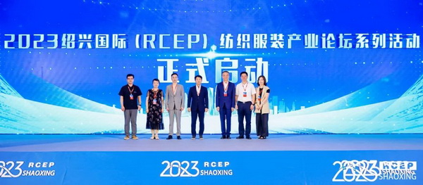  7月26日，第五屆中國(guó)（紹興）紡織新材料展在紹興國(guó)際會(huì)展中心拉開帷幕。500家企業(yè)參展，首日5000多名專業(yè)觀眾入場(chǎng)，展會(huì)炙熱的對(duì)接氛圍有如7月的氣浪，使行業(yè)快速升溫。海內(nèi)外企業(yè)積極響應(yīng)，原料龍頭企業(yè)高 &ldquo;復(fù)參率&rdquo;，歷經(jīng)五屆的新材料展有何獨(dú)特魅力？ 圖片  圖片  會(huì)展品質(zhì)乘勢(shì)而上   本屆新材料展獲得UFI國(guó)際展覽協(xié)會(huì)認(rèn)證，是工信部、商務(wù)部組織的2023年&ldquo;優(yōu)供給促升級(jí)&rdquo;系列活動(dòng)之一，基于往屆資源優(yōu)勢(shì)，對(duì)展覽規(guī)劃、買家邀約、會(huì)務(wù)聯(lián)動(dòng)等進(jìn)行了全線融合升級(jí)，展會(huì)品質(zhì)躍升，煥發(fā)新的風(fēng)采。展會(huì)由中國(guó)長(zhǎng)絲織造協(xié)會(huì)、紹興市商務(wù)局、中國(guó)國(guó)際貿(mào)易委員會(huì)紹興市委員會(huì)、中國(guó)國(guó)際商會(huì)紹興商會(huì)、紹興市柯橋區(qū)會(huì)展業(yè)發(fā)展中心主辦，浙江三博會(huì)展股份有限公司聯(lián)合主辦，紹興市柯橋區(qū)中國(guó)輕紡城展會(huì)有限公司承辦，紹興市經(jīng)信局、浙江省紡織面料設(shè)計(jì)協(xié)會(huì)、七彩云、紹興市紡織行業(yè)協(xié)會(huì)協(xié)辦。  圖片  圖片  開幕盛況  國(guó)際展商同臺(tái)賽寶   本次展會(huì)共500家展商參展，設(shè)新材料、新織造、新設(shè)備、新面料四大特色展區(qū)，有超10萬(wàn)款科技纖維、創(chuàng)新面料、紡機(jī)設(shè)備在展會(huì)發(fā)布。魏橋紡織、昆山東利、興發(fā)化纖、吉林化纖、通用新材料、德州恒豐、佳人新材料、浙江興發(fā)、紹興國(guó)周、鐠美科等知名紡織龍頭企業(yè)參展。紹興新昌紡機(jī)產(chǎn)業(yè)展團(tuán)、湖州長(zhǎng)興織造產(chǎn)業(yè)展團(tuán)、諸暨繡花機(jī)械產(chǎn)業(yè)展團(tuán)、上虞染化料助劑產(chǎn)業(yè)展團(tuán)等區(qū)域展團(tuán)亮相。本屆展會(huì)更是引眾多RCEP國(guó)家和地區(qū)的展商組團(tuán)奔赴而來(lái)，在國(guó)際展區(qū)，韓國(guó)ditto時(shí)尚聯(lián)盟、緬甸中國(guó)商會(huì)、莫斯科中小企業(yè)工商會(huì)等國(guó)際展團(tuán)人氣旺盛。  圖片  企業(yè)展區(qū)  眾多展商聚焦雙碳熱點(diǎn)，圍繞綠色、健康、智造等方向展開產(chǎn)品角逐。魏橋紡織的生物基綠色環(huán)保+抗菌混紡系列、湖州威達(dá)集團(tuán)的綠色環(huán)保色紡紗系列、昆山東利的仿生透氣科技面料系列、吳江蘭天織造的UV對(duì)抗仿生科技面料、新型雙層直充防寒面料、機(jī)能無(wú)氨彈力面料等展品亮點(diǎn)頻出，展商企業(yè)開啟&ldquo;搶客&rdquo;模式，緊抓展會(huì)機(jī)遇尋求下游合作。本屆展會(huì)有更大規(guī)模的智能紡機(jī)、織機(jī)設(shè)備企業(yè)參展，進(jìn)一步彰顯國(guó)產(chǎn)智能織造的研發(fā)水平，鐠美科、浙江康立自控科技、浙江凱成智能設(shè)備、浙江瑪雅機(jī)電等展位帶來(lái)媲美國(guó)際水平的最新機(jī)械設(shè)備，令人矚目。  圖片  設(shè)備展區(qū)  探索解決行業(yè)困惑與瓶頸，是新材料展歷經(jīng)多屆與各企業(yè)總結(jié)、達(dá)成的共識(shí)，也是其不僅在于產(chǎn)品展貿(mào)，更在于新理念的交匯的價(jià)值內(nèi)涵。  國(guó)際視野論外貿(mào)   由中國(guó)紡織品進(jìn)出口商會(huì)主辦的2023紹興國(guó)際（RCEP）紡織服裝產(chǎn)業(yè)論壇系列活動(dòng)與展會(huì)同期同館開幕。論壇以&ldquo;RCEP新機(jī)遇-紡織產(chǎn)業(yè)新格局&rdquo;為主題，就國(guó)內(nèi)紡織產(chǎn)業(yè)結(jié)構(gòu)與RCEP國(guó)際紡織服裝產(chǎn)業(yè)的發(fā)展趨勢(shì)進(jìn)行研討與產(chǎn)業(yè)對(duì)接。中國(guó)紡織品進(jìn)出口商會(huì)副會(huì)長(zhǎng)王宇、韓國(guó)時(shí)尚服裝人工智能研究所院長(zhǎng)金蕙京、緬甸中國(guó)紡織服裝協(xié)會(huì)會(huì)長(zhǎng)施坤等嘉賓為論壇開幕致辭。  圖片  圖片 論壇開幕式  論壇開幕式后，首場(chǎng)系列活動(dòng)韓國(guó)服飾流行趨勢(shì)論壇在展會(huì)時(shí)尚活動(dòng)區(qū)舉辦，多家韓國(guó)時(shí)裝品牌聯(lián)合走秀，同時(shí)Dito&ditto，ISAE，F(xiàn)&PLUS等韓國(guó)時(shí)尚機(jī)構(gòu)帶來(lái)韓國(guó)時(shí)尚產(chǎn)業(yè)與數(shù)字技術(shù)的發(fā)展趨勢(shì)分享。后續(xù)將陸續(xù)舉辦2023生物基纖維材料產(chǎn)業(yè)技術(shù)論壇、走進(jìn)中國(guó)輕紡城市場(chǎng)對(duì)接會(huì)、亞洲紡織服裝供應(yīng)鏈高增長(zhǎng)論壇等系列活動(dòng)。  圖片  圖片 論壇系列活動(dòng)&mdash;&mdash;韓國(guó)服飾流行趨勢(shì)論壇  中國(guó)纖維展姿態(tài)   作為歷屆新材料展重要配套論壇，2023中國(guó)紹興紡織新材料論壇將于展會(huì)第二日舉辦。將聚集昆山東利、浙江中國(guó)輕紡城集團(tuán)、浙江佳人新材料、紹興隆泰石墨烯、特思達(dá)（TESTEX）、廣東人仁康、浙江中紡標(biāo)、紹興織蛛物聯(lián)科技等企業(yè)作新產(chǎn)品新項(xiàng)目分享，帶來(lái)中國(guó)輕紡城紡織新材料采購(gòu)中心推介，環(huán)保面料、再生聚酯新材料、石墨烯等纖維面料創(chuàng)新產(chǎn)品發(fā)布，OEKO-TEX&reg; STANDARD 100安全標(biāo)準(zhǔn)、健康紡織品標(biāo)準(zhǔn)、5A光子抗菌、坯布在線檢測(cè)等檢測(cè)后整理技術(shù)分享，諸多亮點(diǎn)值得期待。  圖片  觸摸纖維時(shí)尚,躍升品牌能級(jí),纖維材料的性能之變，已經(jīng)與終端產(chǎn)品在競(jìng)爭(zhēng)市場(chǎng)的廝殺突圍息息相關(guān)，從面料到服裝、家紡，從國(guó)內(nèi)企業(yè)到海外品牌，都不能錯(cuò)過(guò)這一場(chǎng)產(chǎn)業(yè)對(duì)接的盛會(huì)。  跨越山海齊聚首   本屆展會(huì)借助今年全線升級(jí)之勢(shì)，全面擴(kuò)大對(duì)面料、服裝業(yè)大規(guī)模大品牌企業(yè)的邀約，并提前進(jìn)行買家需求的預(yù)采集和展商產(chǎn)品的預(yù)對(duì)接，顯著提升買家熱情和觀展效率。展會(huì)首日，丹東華洋紡織服裝、北京奔流野外運(yùn)動(dòng)服裝、北京方圣時(shí)尚、華紡股份有限公司等品牌買家應(yīng)邀而來(lái)，廣東、湖州、義烏、新疆等十余個(gè)地區(qū)采購(gòu)團(tuán)紛紛到場(chǎng)，更有韓國(guó)、俄羅斯、越南、緬甸等數(shù)百名海外買家跨越山海來(lái)相會(huì)，如國(guó)際知名服裝品牌 J.K. Apparel、DOBB、LUBOO、YL co.,ltd、CHUNSANGDOO INNOCENCE、DAYGREEN INC等。  圖片  采供對(duì)接  商貿(mào)對(duì)接攬訂單   展會(huì)打通產(chǎn)業(yè)鏈，延伸展貿(mào)對(duì)接服務(wù)。現(xiàn)場(chǎng)，快時(shí)尚跨境電商企業(yè)SheIn開啟為期兩天的面料專場(chǎng)、服裝專場(chǎng)閉門采購(gòu)會(huì)，帶來(lái)數(shù)百類采購(gòu)需求。國(guó)內(nèi)品牌采購(gòu)團(tuán)走進(jìn)紡織源產(chǎn)地中國(guó)輕紡城市場(chǎng)，展開時(shí)尚買手與優(yōu)質(zhì)原創(chuàng)面料的靈感碰撞。展會(huì)第二日，亞洲染料聯(lián)合會(huì)、韓國(guó)纖維產(chǎn)業(yè)研究院、莫斯科中小企業(yè)商會(huì)、越南紡織商會(huì)、緬甸中國(guó)商會(huì)等國(guó)際采購(gòu)團(tuán)也將進(jìn)市場(chǎng)與柯橋面料企業(yè)接洽外貿(mào)訂單。  圖片  圖片 采供對(duì)接  2023中國(guó)（紹興）紡織新材料展打造了新材料、新技術(shù)的信息高地，以國(guó)際展會(huì)的標(biāo)準(zhǔn)，向內(nèi)外貿(mào)一體化展會(huì)平臺(tái)成長(zhǎng)蛻變，它是當(dāng)下紡織供應(yīng)鏈趨勢(shì)的具象展示，更是一場(chǎng)中國(guó)纖維向世界的傾訴表達(dá)。  圖片  圖片 圖片 ?觸摸纖維時(shí)尚、躍升品牌能級(jí)，第五屆中國(guó)（紹興）紡織新材料展盛大開幕