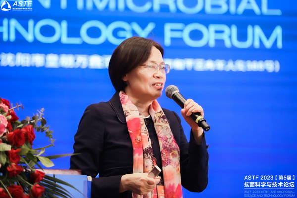八月盛京，秋意漸濃，8月10日上午，為期兩天的ASTF2023（第5屆）抗菌科學(xué)與技術(shù)論壇在沈陽(yáng)皇朝萬(wàn)鑫酒店開幕，本次論壇由中關(guān)村匯智抗菌新材料產(chǎn)業(yè)技術(shù)創(chuàng)新聯(lián)盟、東北大學(xué)和中國(guó)科學(xué)院金屬研究所共同主辦，將有本次大會(huì)以&ldquo;抗菌科學(xué)引領(lǐng)生物安全&rdquo;為主題，&ldquo;3位院士大會(huì)報(bào)告+14個(gè)分會(huì)場(chǎng)/論壇+260+報(bào)告+逾80墻報(bào)+現(xiàn)場(chǎng)展位&rdquo;論文摘要集等多種形式展示最新抗菌科學(xué)和研究，并以現(xiàn)場(chǎng)展位形式介紹最新抗菌技術(shù)、產(chǎn)品、儀器和設(shè)備等，以增進(jìn)國(guó)內(nèi)外抗菌學(xué)術(shù)交流，促進(jìn)抗菌科學(xué)創(chuàng)新與發(fā)展。 來(lái)自全國(guó)220多家高校、科研院所，以及110多家企業(yè)的超700位會(huì)議代表出席。