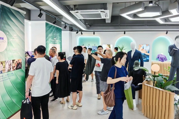 石墨烯紡織產(chǎn)業(yè)論壇暨&ldquo;烯創(chuàng)未來&rdquo;中國（寧波）創(chuàng)業(yè)創(chuàng)新大賽方案發(fā)布、寧波尚烯科技有限公司開業(yè)慶典系列活動在寧波市鎮(zhèn)海區(qū)九龍湖鎮(zhèn)國家石墨烯創(chuàng)新中心圓滿舉行。