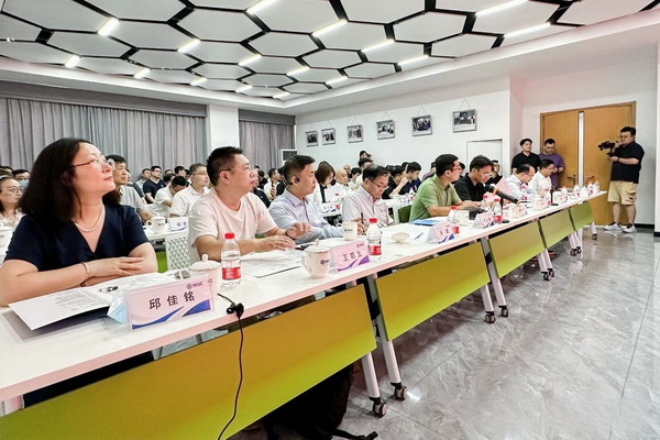 石墨烯紡織產(chǎn)業(yè)論壇暨&ldquo;烯創(chuàng)未來&rdquo;中國（寧波）創(chuàng)業(yè)創(chuàng)新大賽方案發(fā)布、寧波尚烯科技有限公司開業(yè)慶典系列活動在寧波市鎮(zhèn)海區(qū)九龍湖鎮(zhèn)國家石墨烯創(chuàng)新中心圓滿舉行。