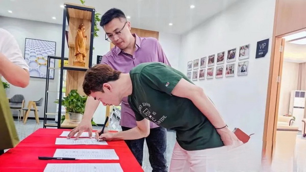 石墨烯紡織產(chǎn)業(yè)論壇暨&ldquo;烯創(chuàng)未來&rdquo;中國（寧波）創(chuàng)業(yè)創(chuàng)新大賽方案發(fā)布、寧波尚烯科技有限公司開業(yè)慶典系列活動在寧波市鎮(zhèn)海區(qū)九龍湖鎮(zhèn)國家石墨烯創(chuàng)新中心圓滿舉行。