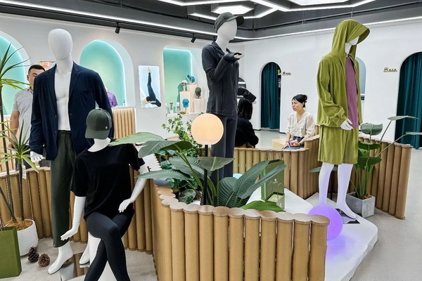 石墨烯紡織產(chǎn)業(yè)論壇暨&ldquo;烯創(chuàng)未來&rdquo;中國（寧波）創(chuàng)業(yè)創(chuàng)新大賽方案發(fā)布、寧波尚烯科技有限公司開業(yè)慶典系列活動在寧波市鎮(zhèn)海區(qū)九龍湖鎮(zhèn)國家石墨烯創(chuàng)新中心圓滿舉行。