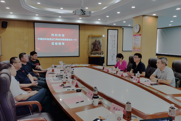 中國紡織品進(jìn)出口商會(huì)副會(huì)長張錫安一行調(diào)研青島家紡行業(yè)