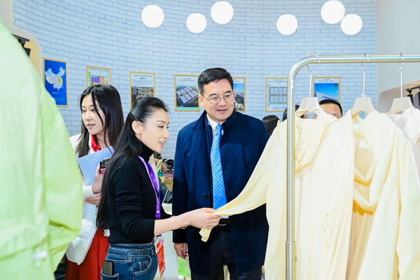 全球防曬服 就看駐馬店&mdash;&mdash;駐馬店防曬服基地驚艷亮相中國(guó)國(guó)際服飾博覽會(huì)