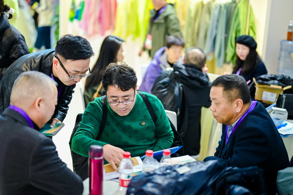 全球防曬服 就看駐馬店&mdash;&mdash;駐馬店防曬服基地驚艷亮相中國(guó)國(guó)際服飾博覽會(huì)