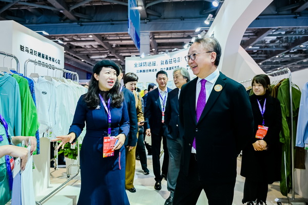 全球防曬服 就看駐馬店&mdash;&mdash;駐馬店防曬服基地驚艷亮相中國(guó)國(guó)際服飾博覽會(huì)