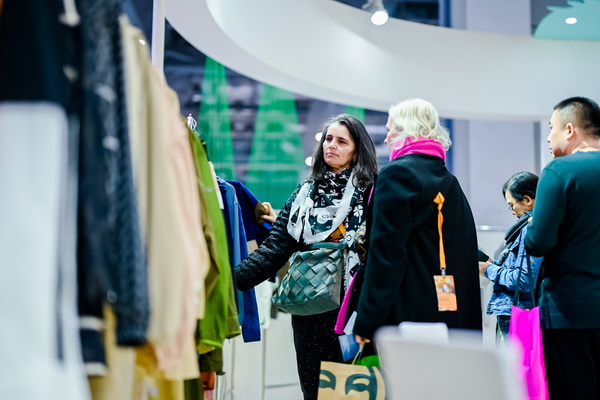 全球防曬服 就看駐馬店&mdash;&mdash;駐馬店防曬服基地驚艷亮相中國(guó)國(guó)際服飾博覽會(huì)