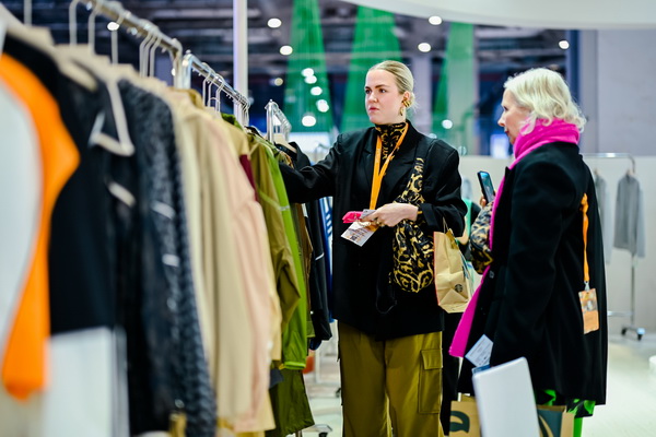 全球防曬服 就看駐馬店&mdash;&mdash;駐馬店防曬服基地驚艷亮相中國(guó)國(guó)際服飾博覽會(huì)