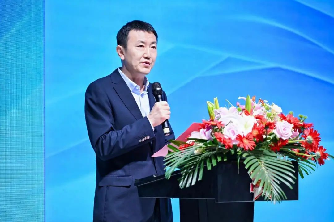 好面料在柯橋聚集2024中國面料之星啟動儀式暨知名服飾品牌趨勢交流分享會在紹興國際會展中心成功舉辦。