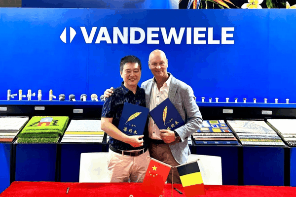 東升地毯再添新裝備，引進(jìn)范德維爾最新簇絨地毯機(jī)