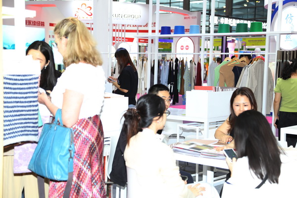 覓良品，謀合作！2024intertextile大灣區(qū)展組織服裝設(shè)計(jì)師組隊(duì)走進(jìn)中國(guó)流行面料入圍企業(yè)