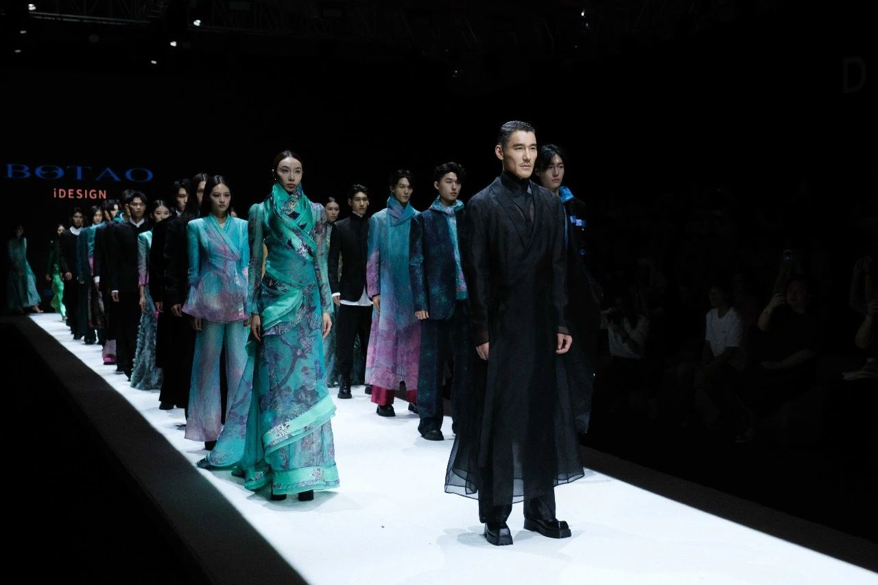 東方美學(xué)潤(rùn)T臺(tái)，國(guó)風(fēng)時(shí)尚卷津城&mdash;&mdash;中國(guó)首席超模胡兵驚艷亮相抵羊&middot;2024天津時(shí)裝周