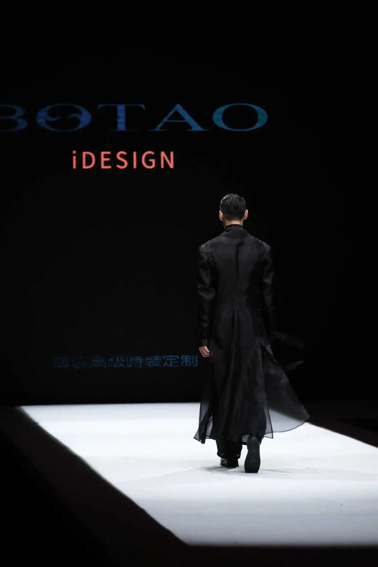 東方美學(xué)潤(rùn)T臺(tái)，國(guó)風(fēng)時(shí)尚卷津城&mdash;&mdash;中國(guó)首席超模胡兵驚艷亮相抵羊&middot;2024天津時(shí)裝周