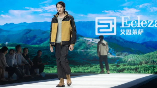 致力于打造民族定制品牌！艾思萊薩新品在天津時(shí)裝周圓滿發(fā)布