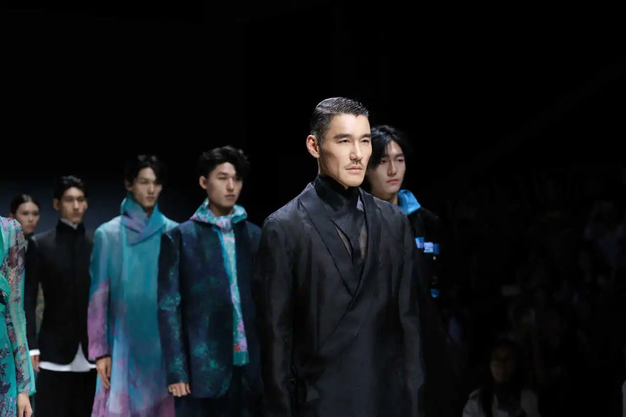 東方美學(xué)潤(rùn)T臺(tái)，國(guó)風(fēng)時(shí)尚卷津城&mdash;&mdash;中國(guó)首席超模胡兵驚艷亮相抵羊&middot;2024天津時(shí)裝周