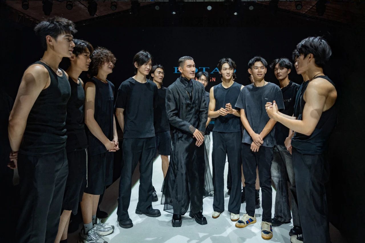 兵哥對(duì)話天津時(shí)裝周 | 中國(guó)首席超模胡兵親臨著名愛(ài)國(guó)實(shí)業(yè)家宋棐卿先生辦公樓共話東方時(shí)尚新生力