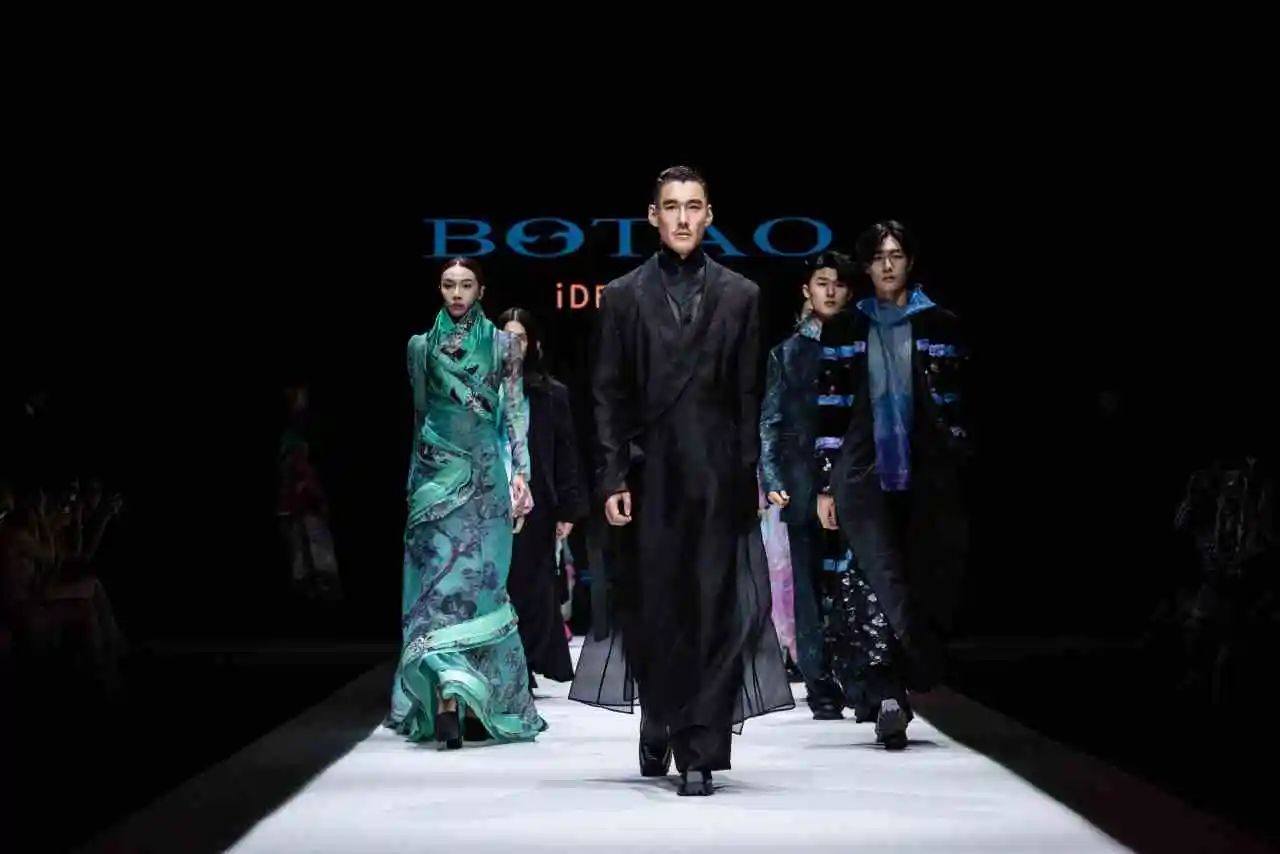 東方美學(xué)潤(rùn)T臺(tái)，國(guó)風(fēng)時(shí)尚卷津城&mdash;&mdash;中國(guó)首席超模胡兵驚艷亮相抵羊&middot;2024天津時(shí)裝周