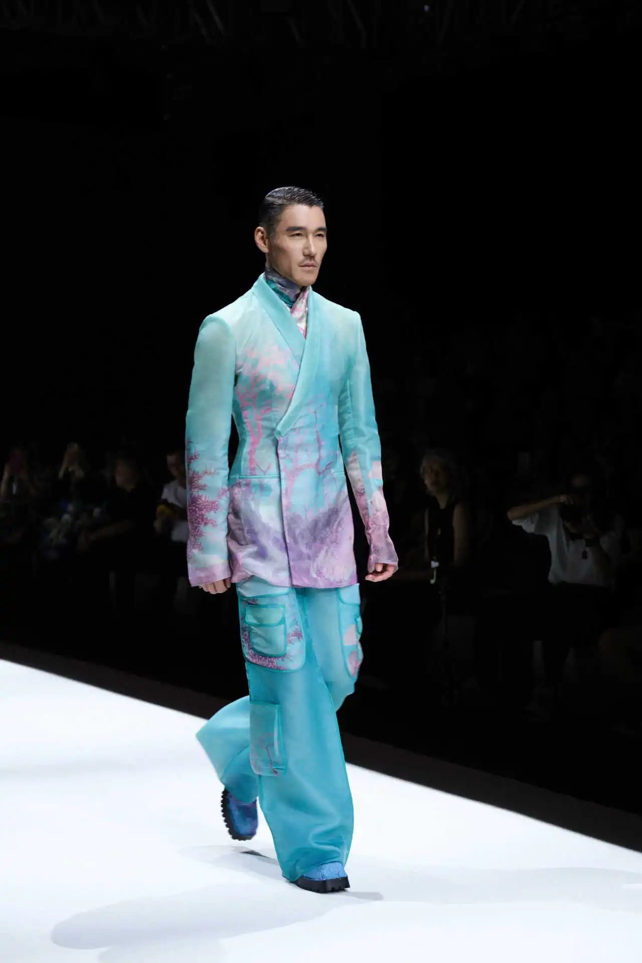 東方美學(xué)潤(rùn)T臺(tái)，國(guó)風(fēng)時(shí)尚卷津城&mdash;&mdash;中國(guó)首席超模胡兵驚艷亮相抵羊&middot;2024天津時(shí)裝周