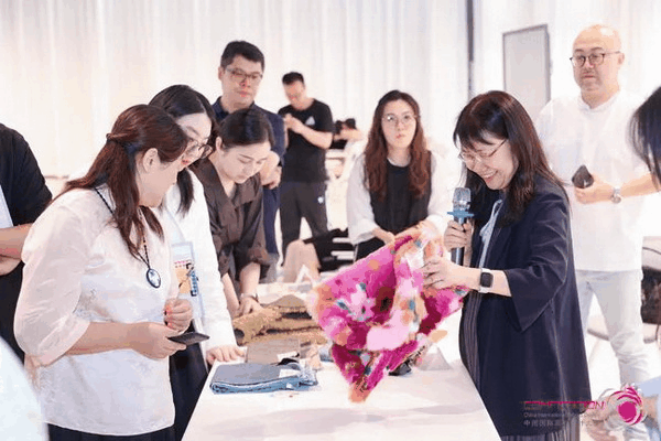 中國流行面料如何煥新當(dāng)代設(shè)計？聯(lián)動雅瑩集團，這場評審會為好創(chuàng)意持續(xù)加碼