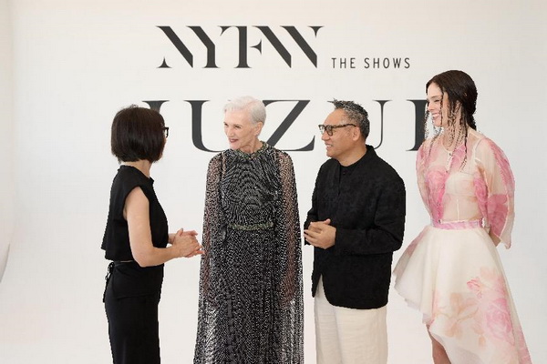 玖姿JUZUI創(chuàng)意總監(jiān)王陶2025春夏紐約時裝周“盛開”花樣新中式