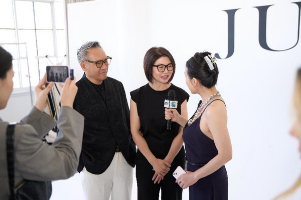 玖姿JUZUI創(chuàng)意總監(jiān)王陶2025春夏紐約時裝周“盛開”花樣新中式