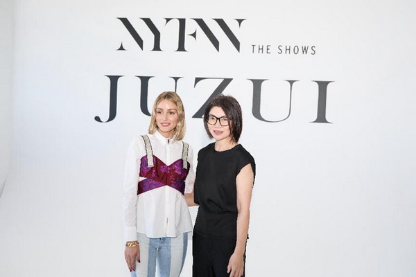 玖姿JUZUI創(chuàng)意總監(jiān)王陶2025春夏紐約時裝周“盛開”花樣新中式