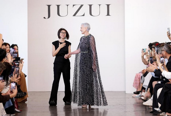 玖姿JUZUI創(chuàng)意總監(jiān)王陶2025春夏紐約時裝周“盛開”花樣新中式