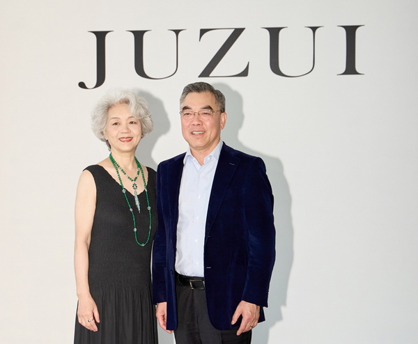 玖姿JUZUI創(chuàng)意總監(jiān)王陶2025春夏紐約時裝周“盛開”花樣新中式