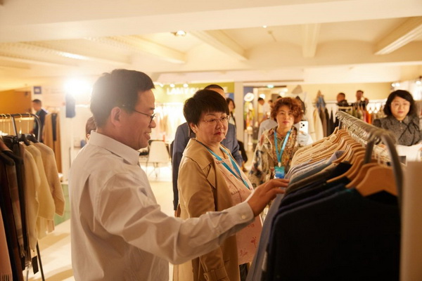 乘風(fēng)馭海，踏浪而升，鄂爾多斯市羊絨時尚日強勢登陸巴黎時裝周