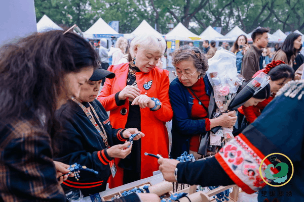 “有一種叫云南的生活·非遺彝繡秀北京”活動,在北京鐘鼓樓舉行