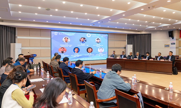 “中國(guó)輕紡城·東進(jìn)杯”第十六屆中國(guó)高校紡織品設(shè)計(jì)大賽作品評(píng)審會(huì)舉行