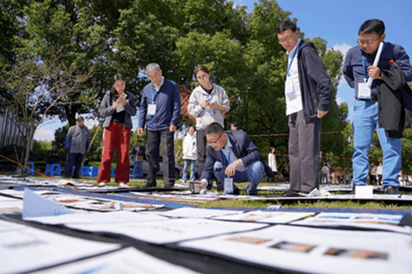 “中國(guó)輕紡城·東進(jìn)杯”第十六屆中國(guó)高校紡織品設(shè)計(jì)大賽作品評(píng)審會(huì)舉行