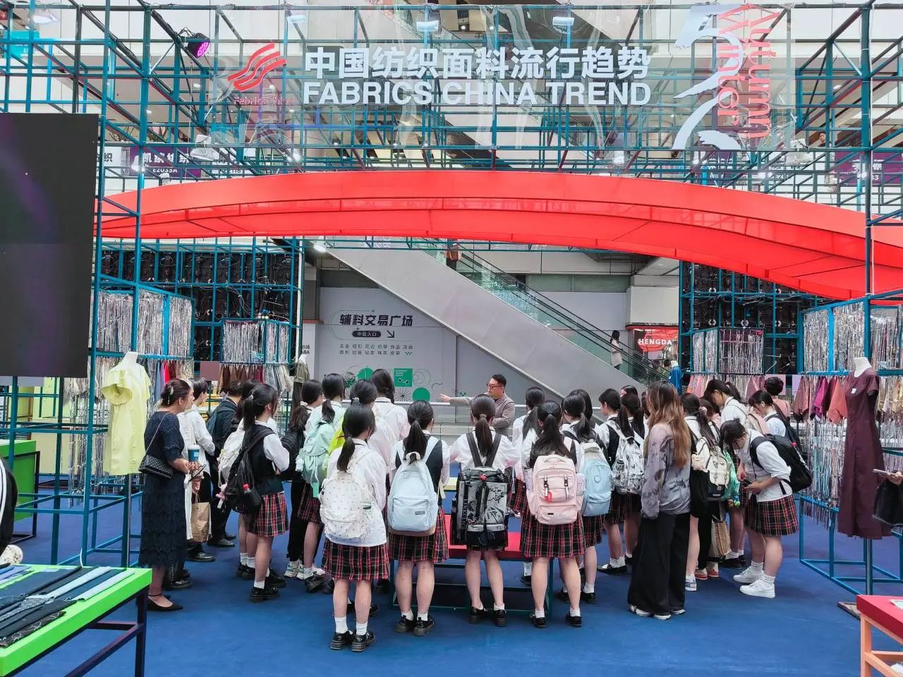 釋放靈感，引領(lǐng)潮流！2025/26秋冬中國(guó)紡織面輔料流行趨勢(shì)在廣州國(guó)際輕紡城精彩發(fā)布！