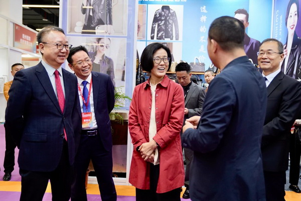 贛州紡織新篇章：2024江西服裝周暨第五屆江西（贛州）紡織服裝產(chǎn)業(yè)博覽會(huì)盛大開幕！