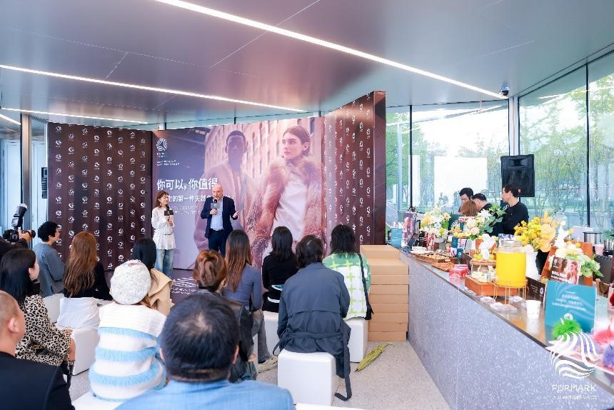 國際毛皮協(xié)會(huì)IFF定制禮物來襲，是時(shí)尚博主們整個(gè)愛住的天然皮草單品！