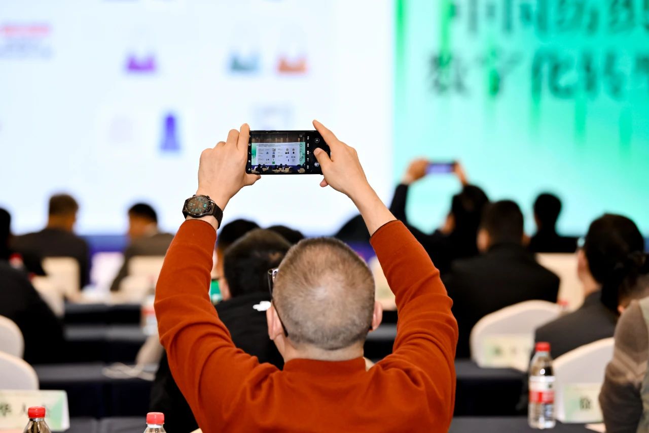 “數(shù)實(shí)融合 織造未來”--第一屆中國紡織行業(yè)數(shù)字化轉(zhuǎn)型大會(huì)在紹興柯橋舉行